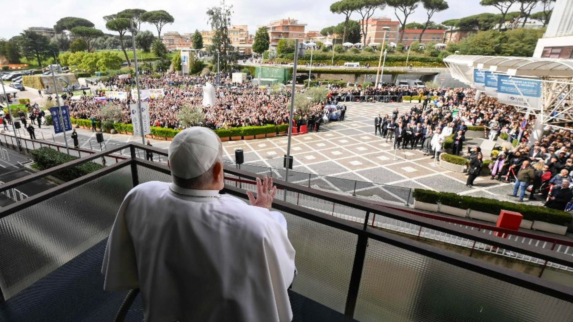 Immagine di Il saluto ai fedeli, la sosta a Santa Maria Maggiore: il Papa è tornato a casa