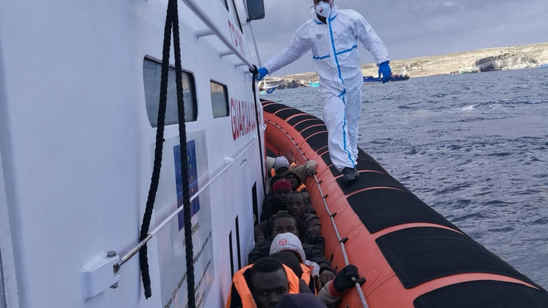 Immagine di Naufragi e maxi-soccorso: in 400 salvati nel Mediterraneo