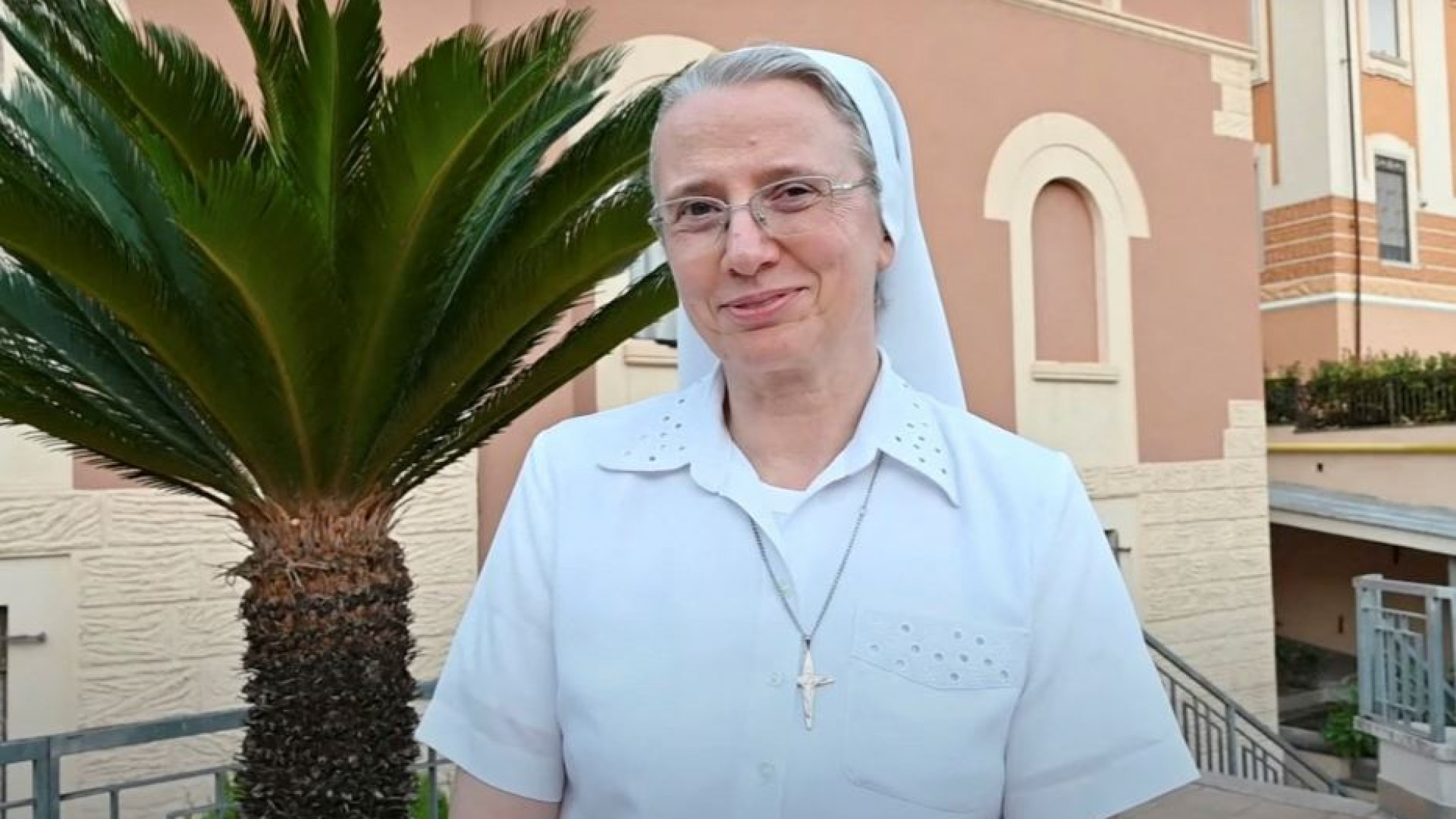 Immagine di Suor Simona Brambilla firma il primo documento. E chiarisce: «Prefetta»