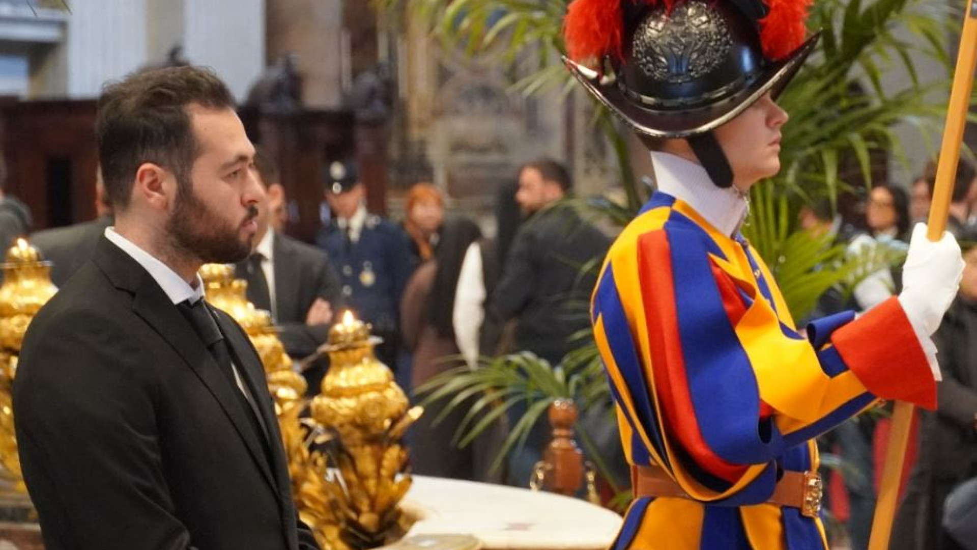 Immagine di Lorenzo e gli altri, i giovani di Azione Cattolica che vegliano il Papa