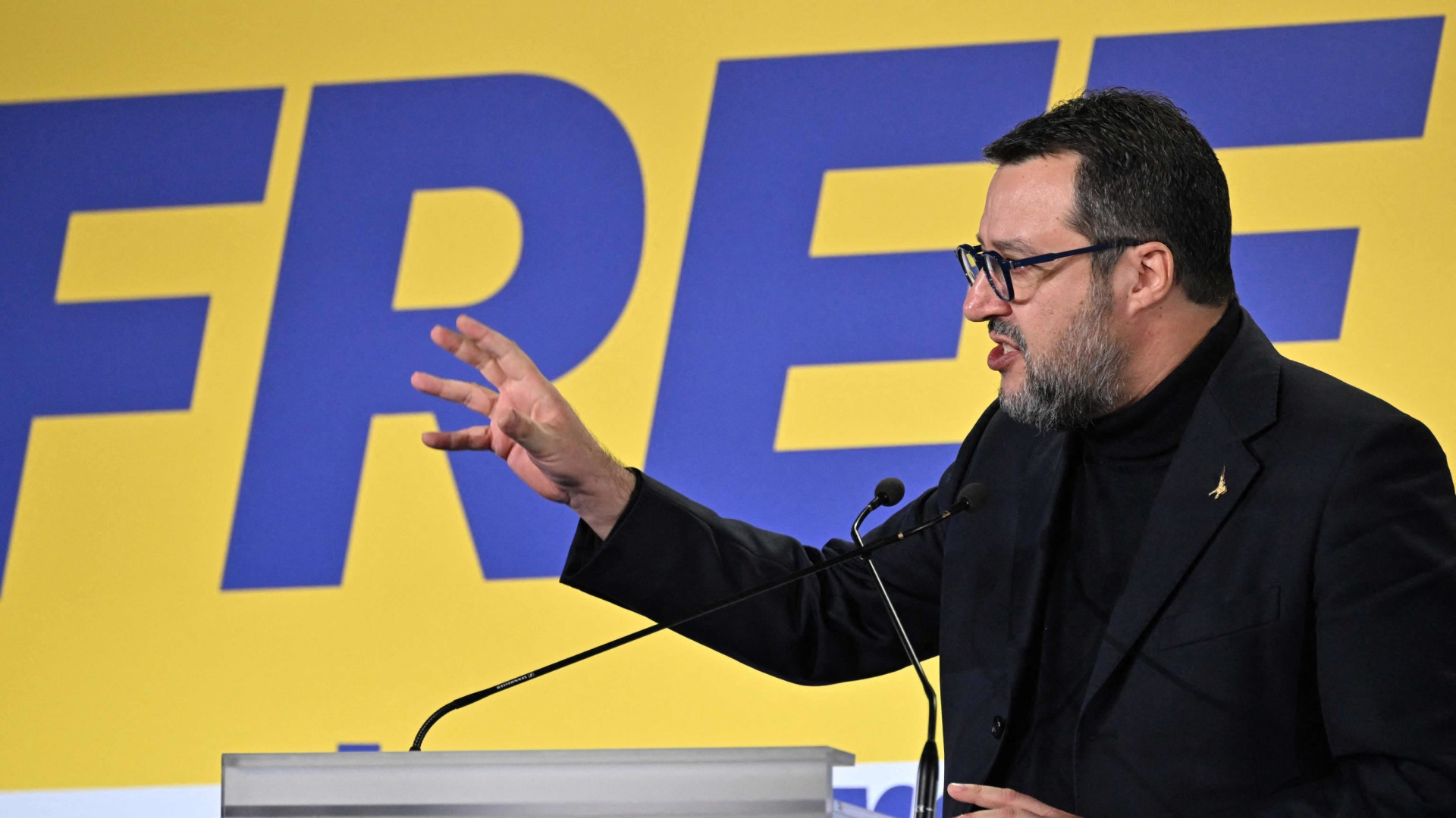 Immagine di Salvini lancia la sfida per Bruxelles: «Via gli abusivi dall'Ue»