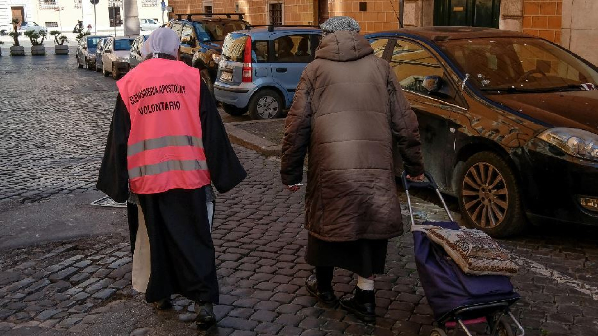 Immagine di I clochard di piazza San Pietro: «Adesso speriamo non ci mandino via»