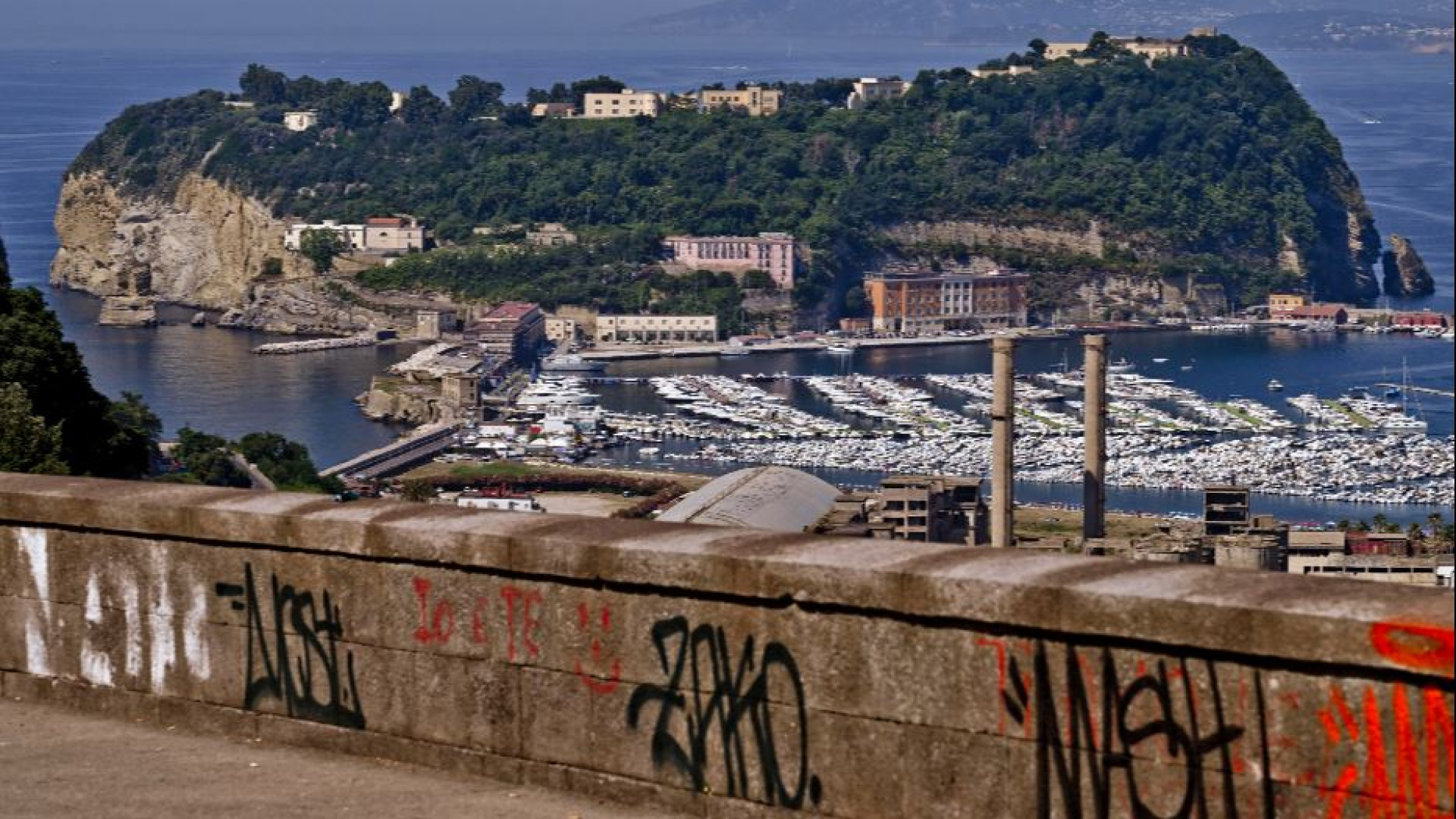 Immagine di Carlo Acutis nel carcere di Nisida tra i ragazzi che cercano un riscatto