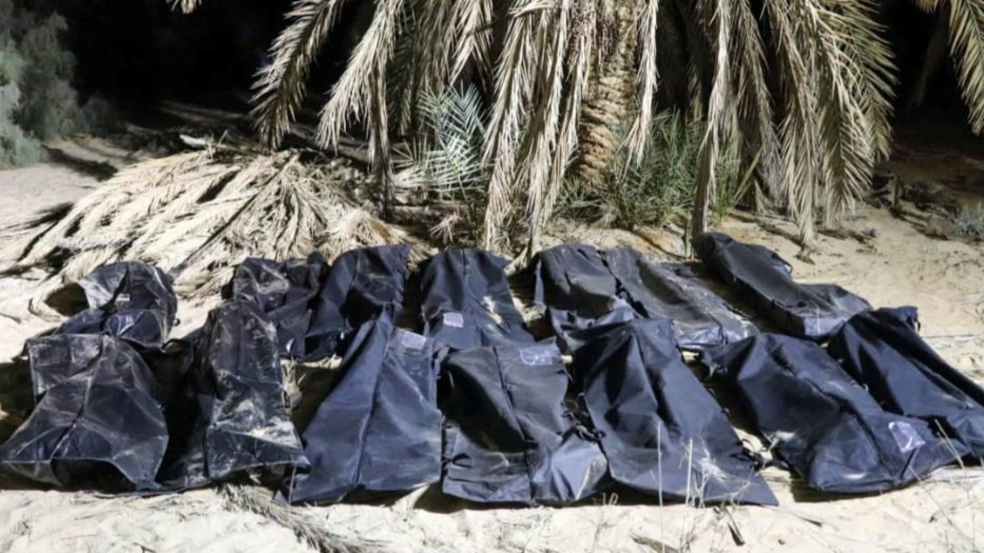Immagine di L'orrore delle due fosse comuni dei migranti: scoperti 47 cadaveri