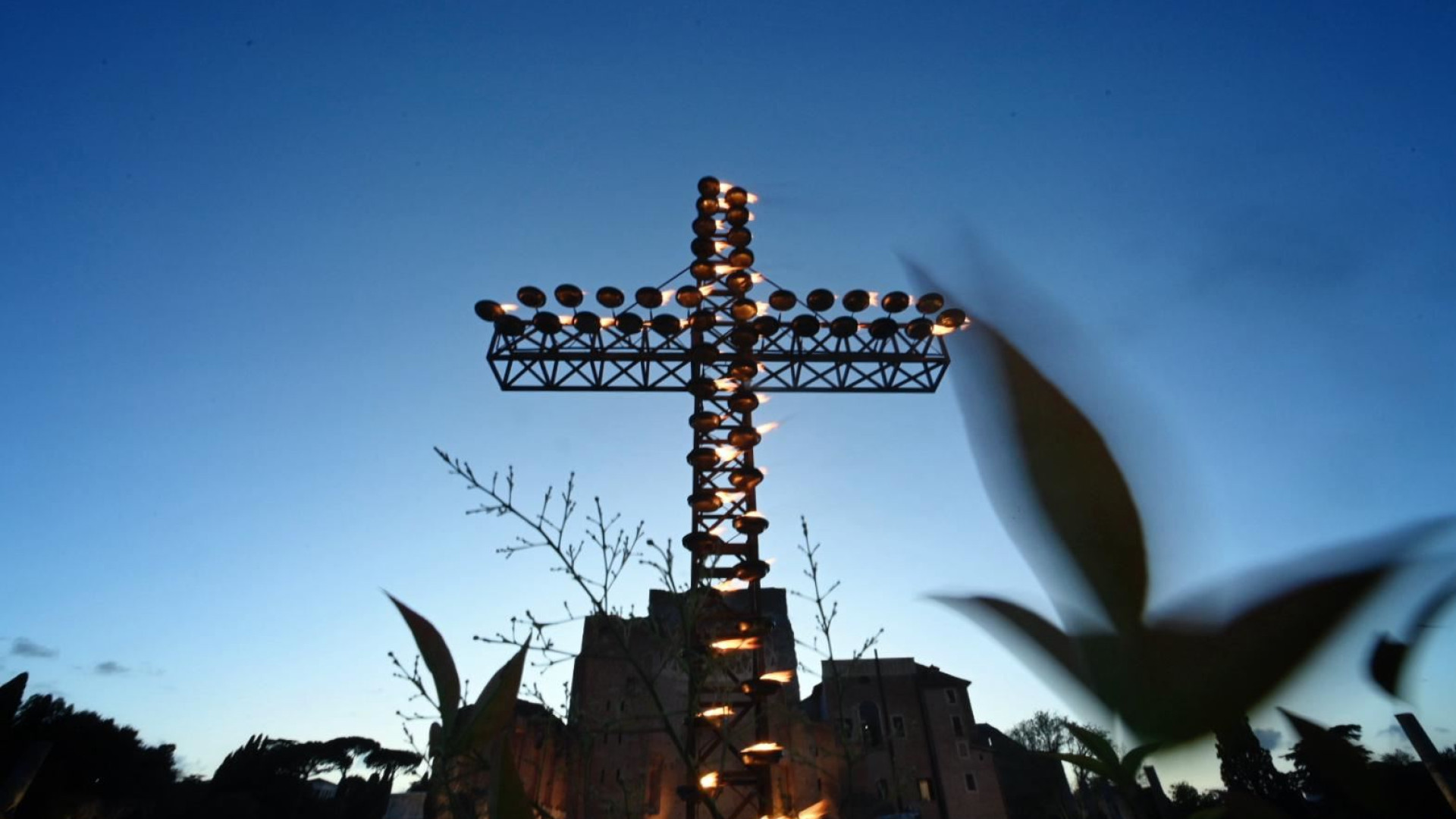 Immagine di Il mondo al Colosseo per la Via Crucis. «Gesù ridà forza a chi è caduto»