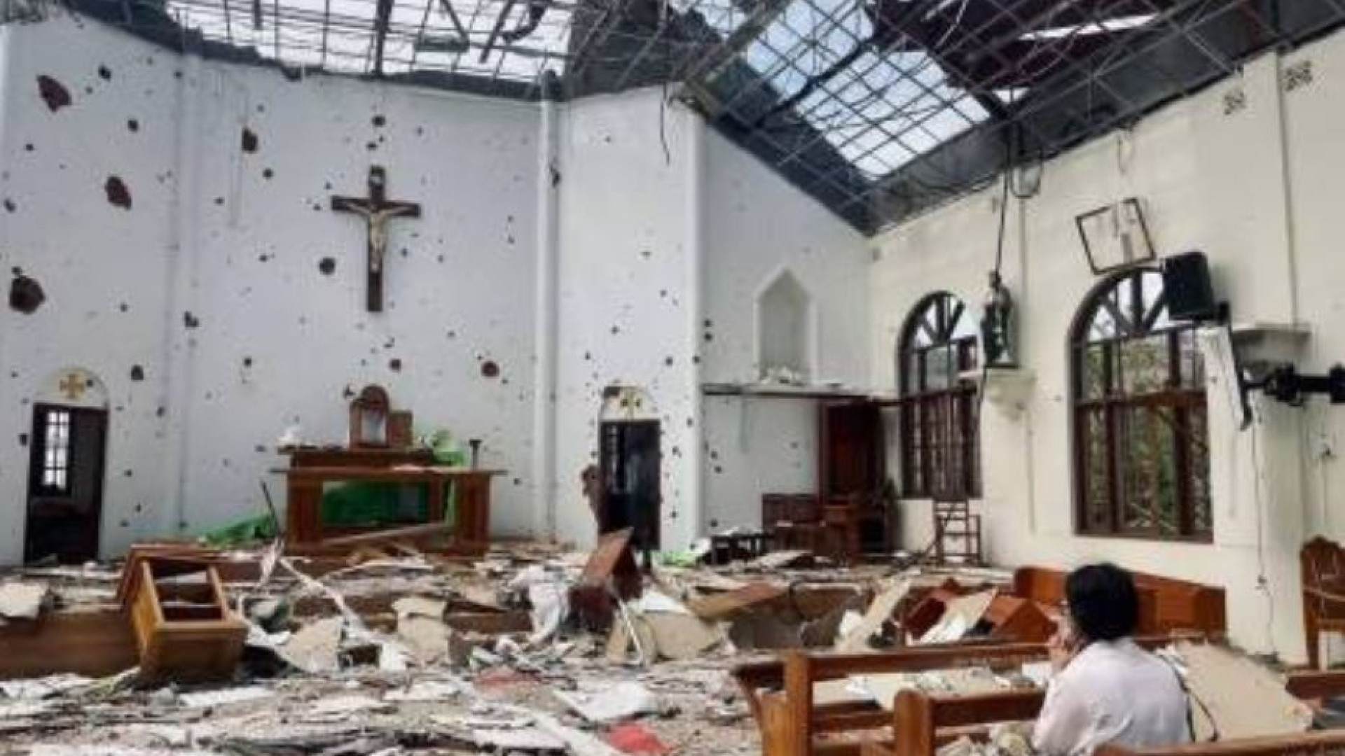 Immagine di Bombardata una chiesa nonostante la tregua per sisma