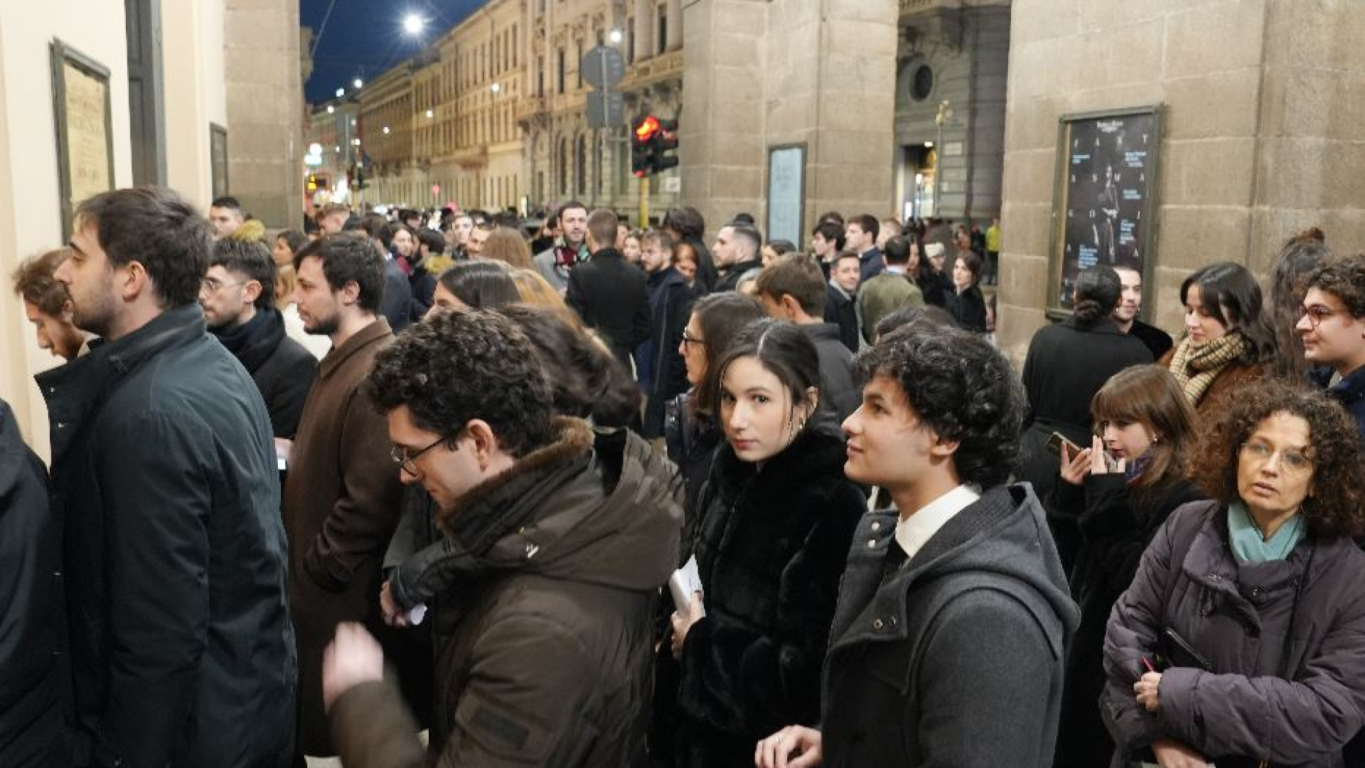 Immagine di Le notti in coda, la passione dei loggionisti e la prima