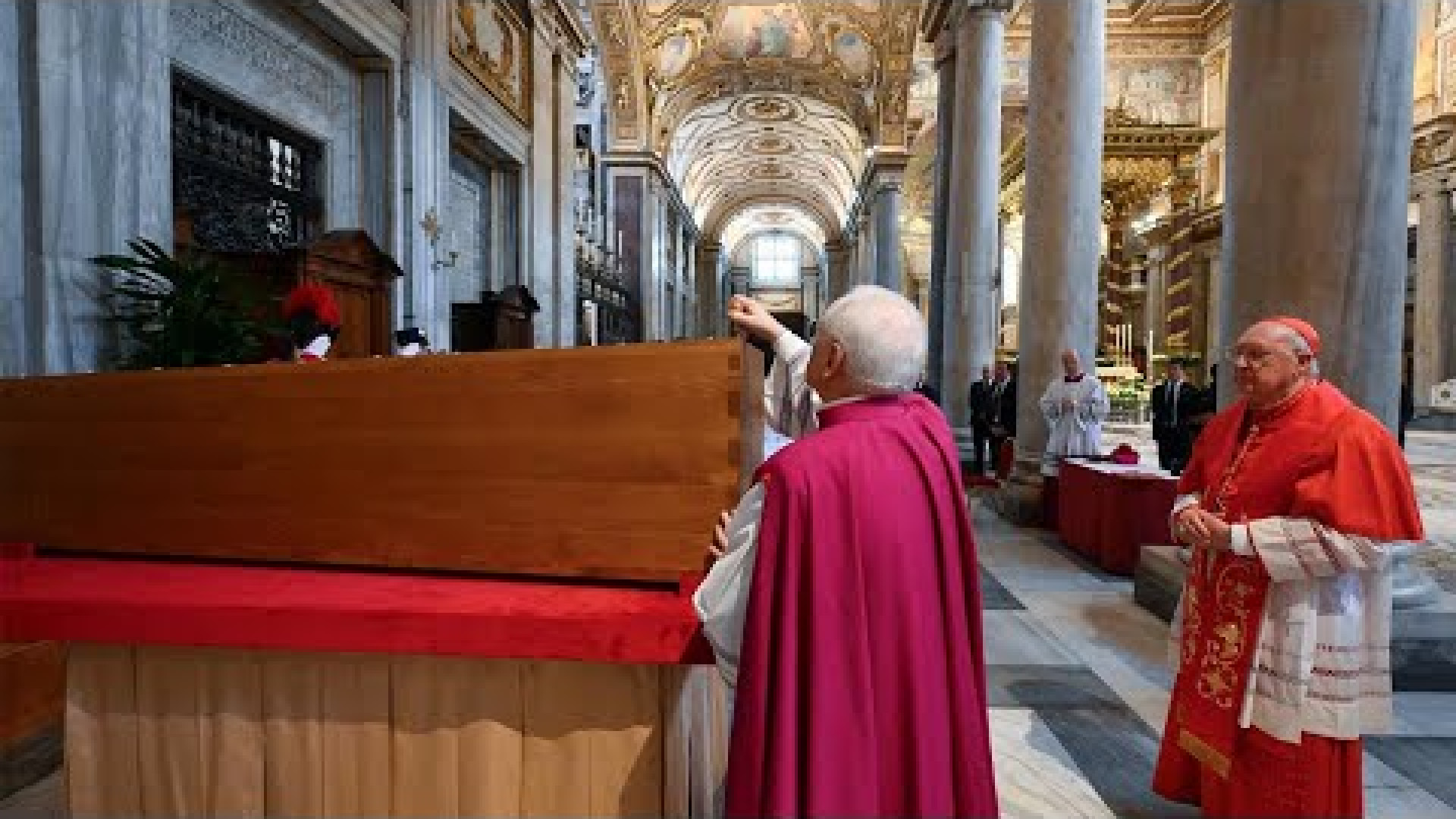 Immagine di La preghiera, poi i sigilli: il rito della tumulazione di Francesco
