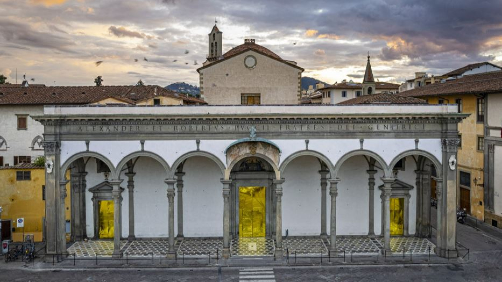 Immagine di A Firenze le coperte termiche dei migranti sulle porte della Basilica