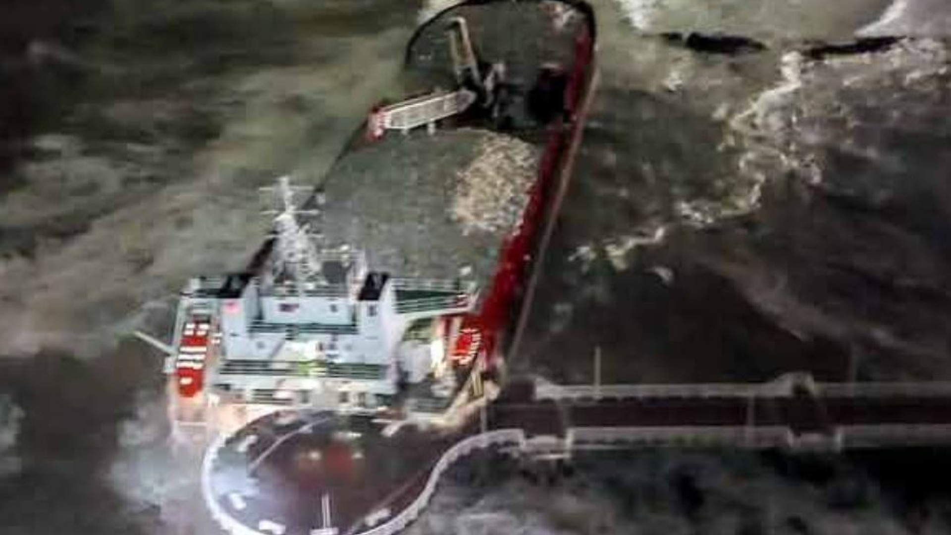 Immagine di Una nave cargo s'è schiantata contro un pontile a Marina di Massa