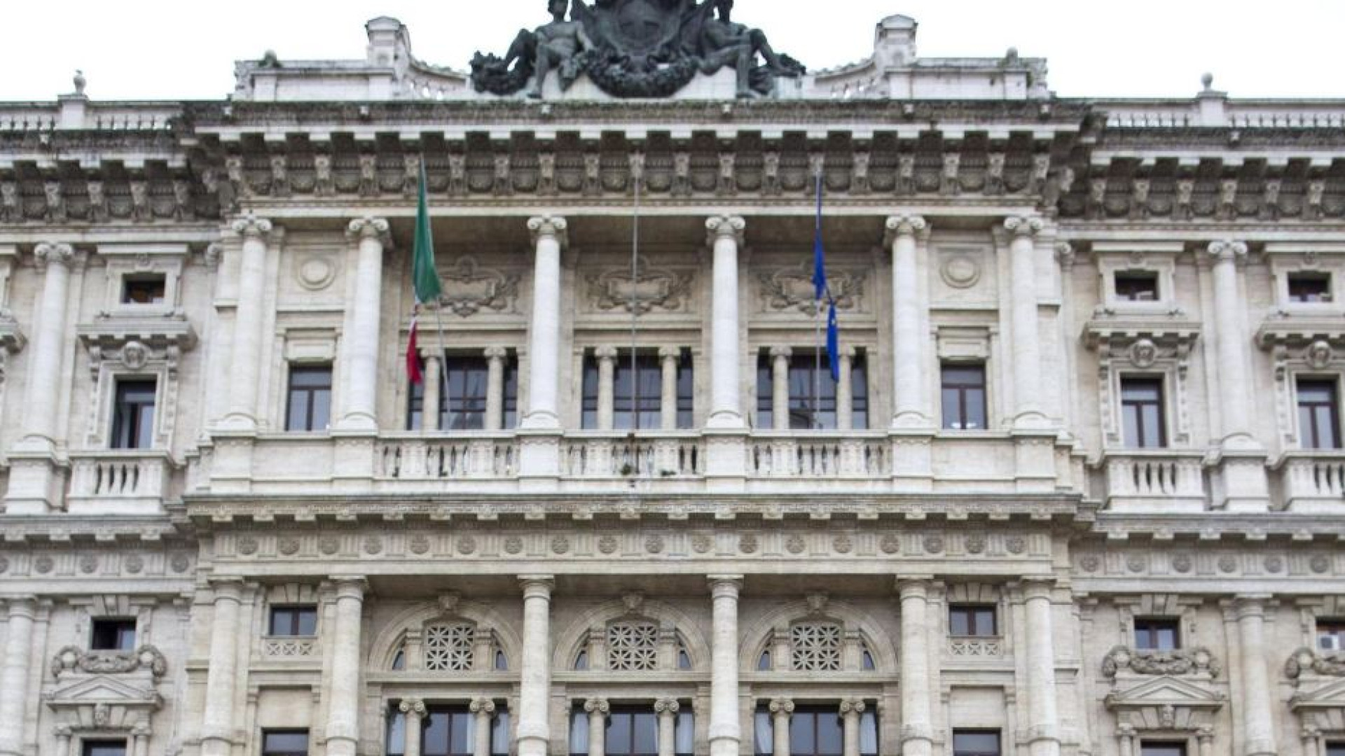 Immagine di Perché non torniamo al più corretto "padre, madre o chi ne fa le veci"?