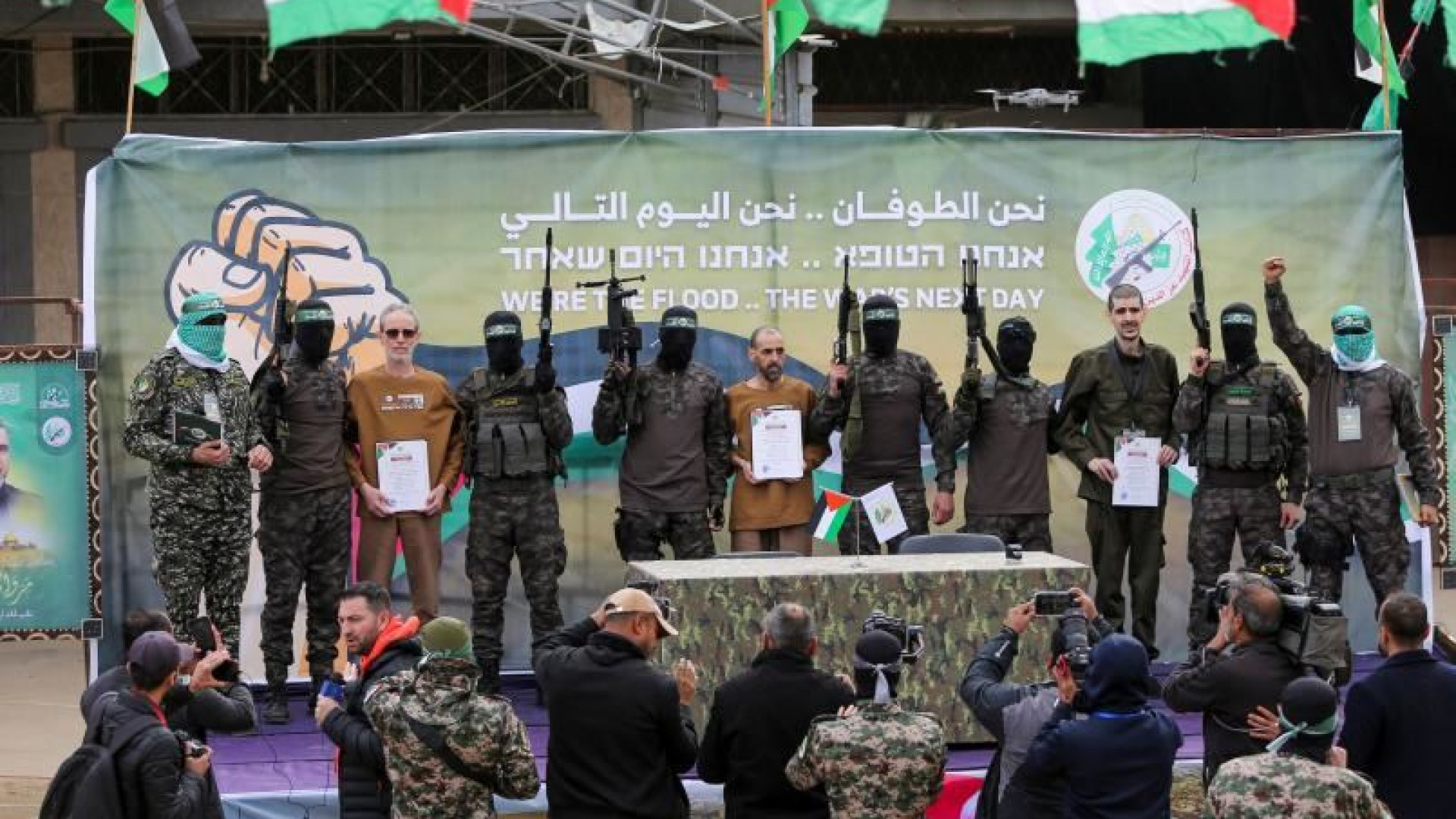 Immagine di Hamas esibisce gli ostaggi. Netanyahu: «Reagiremo»