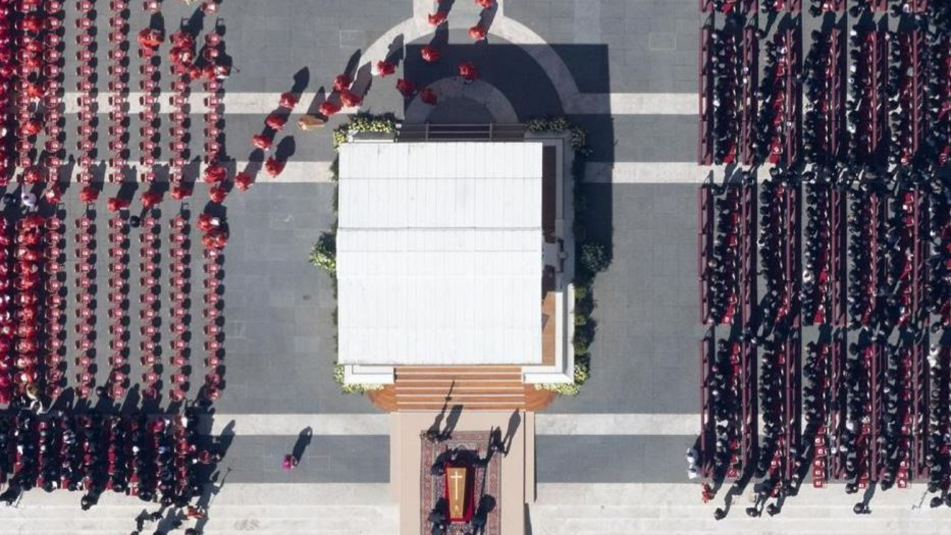 Immagine di Il popolo e i potenti, l'omelia di Re, gli applausi: i funerali di Francesco