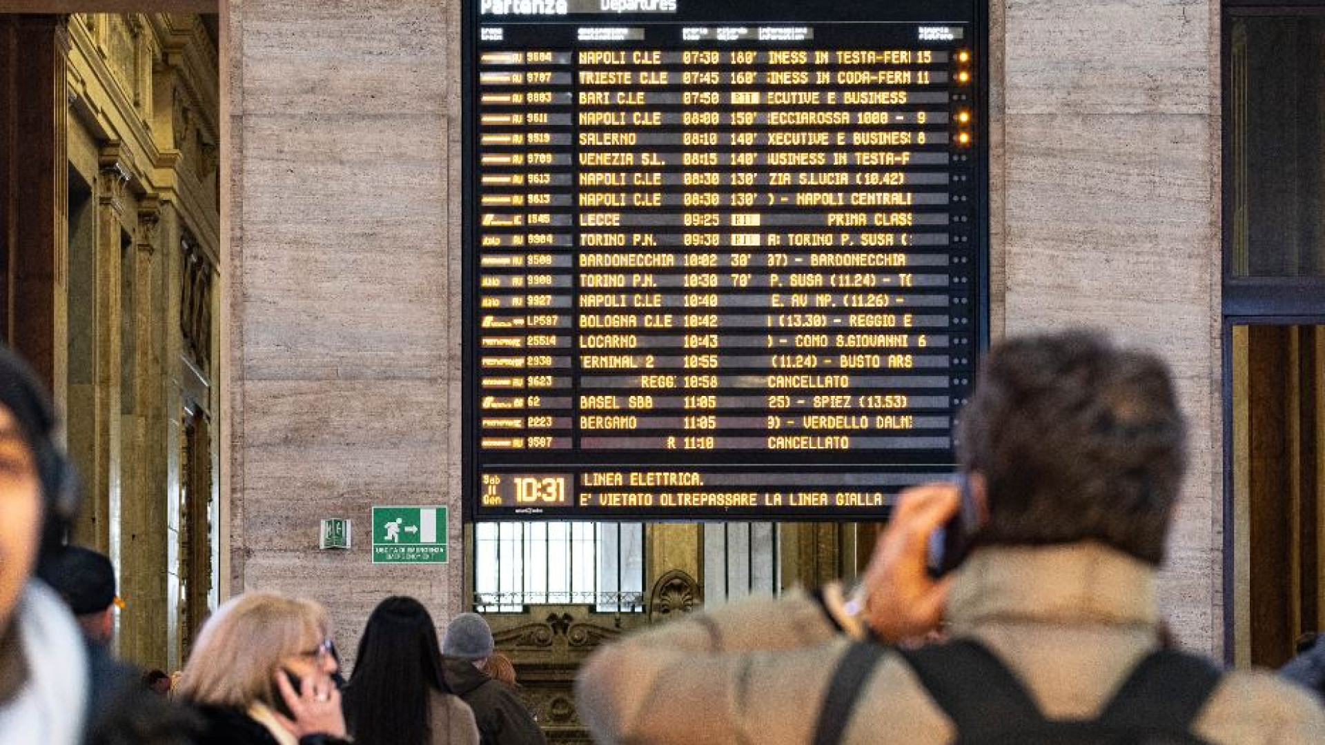 Immagine di Guasto a Milano: le ferrovie di nuovo nel caos (e Salvini sotto accusa)