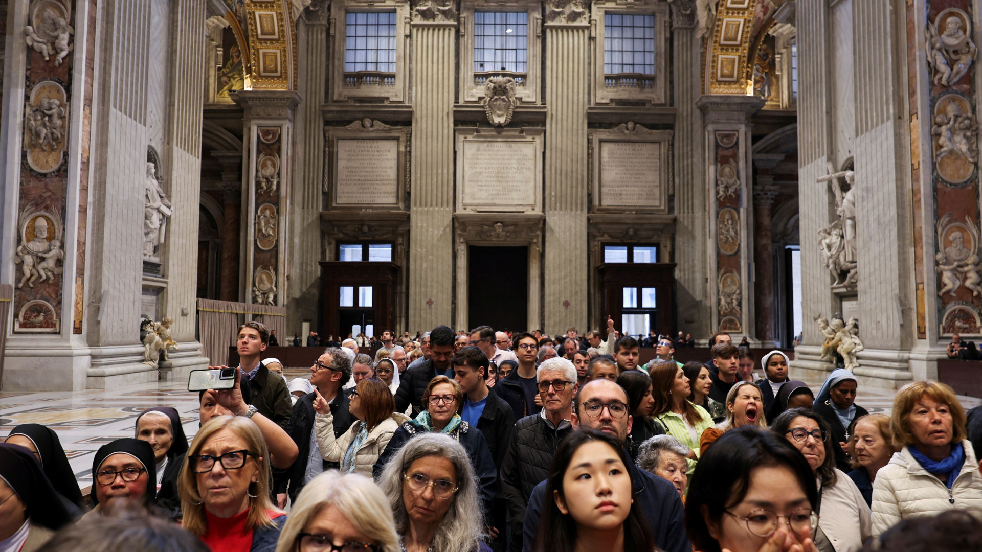 Immagine di Ventimila fedeli per papa Francesco. Il saluto è continuato nella notte