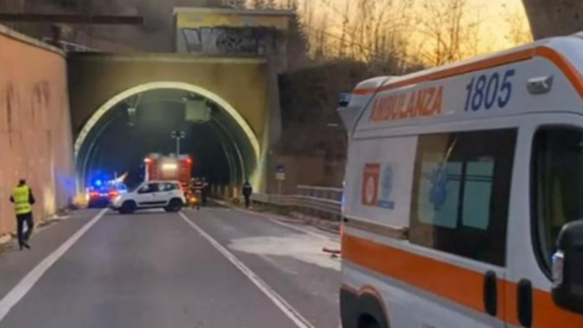 Immagine di Ambulanza contro bus parrocchiale: 4 morti a Urbino
