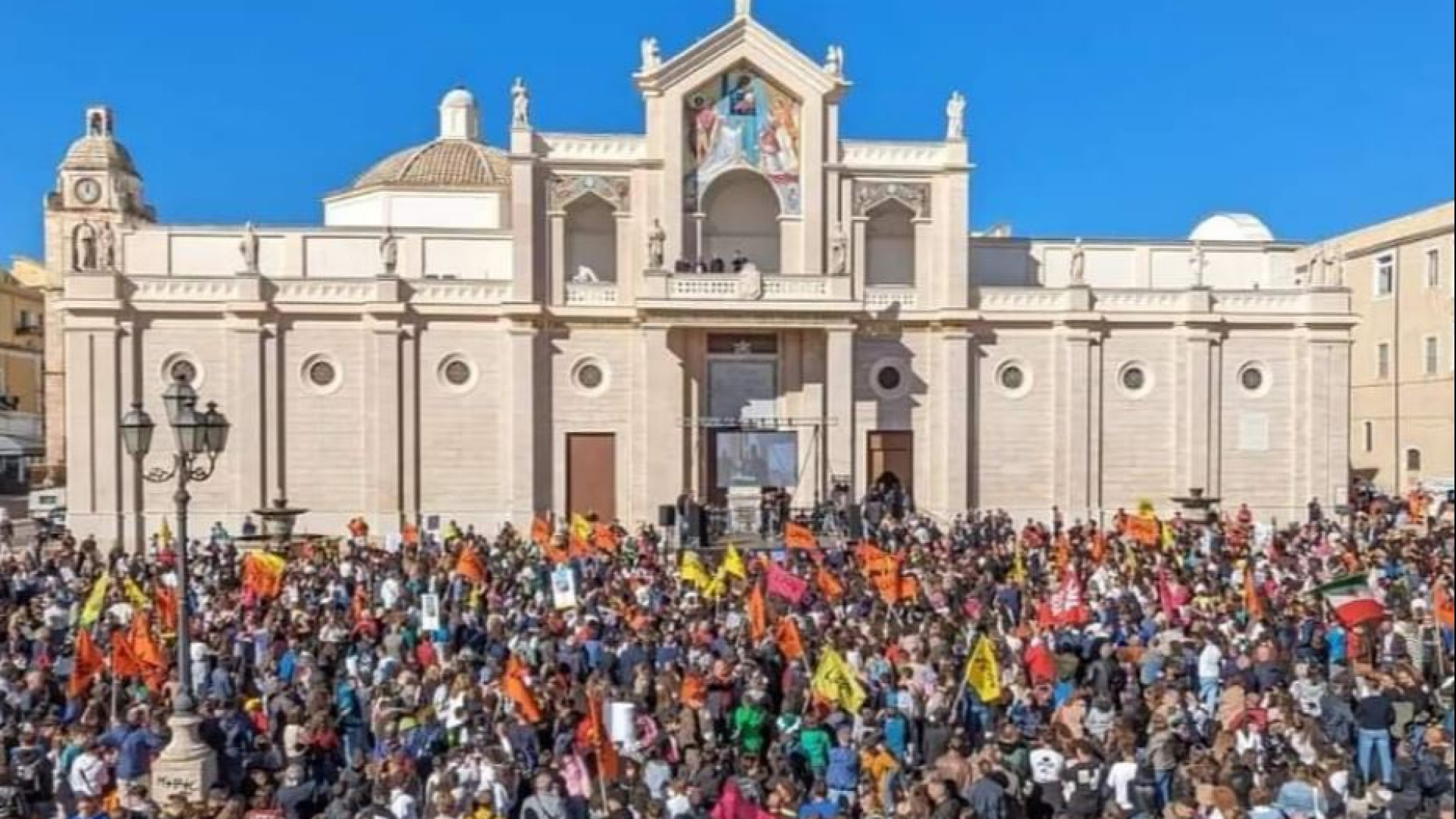 Immagine di I 20mila in piazza a Manfredonia: «Mafiosi, fermatevi»