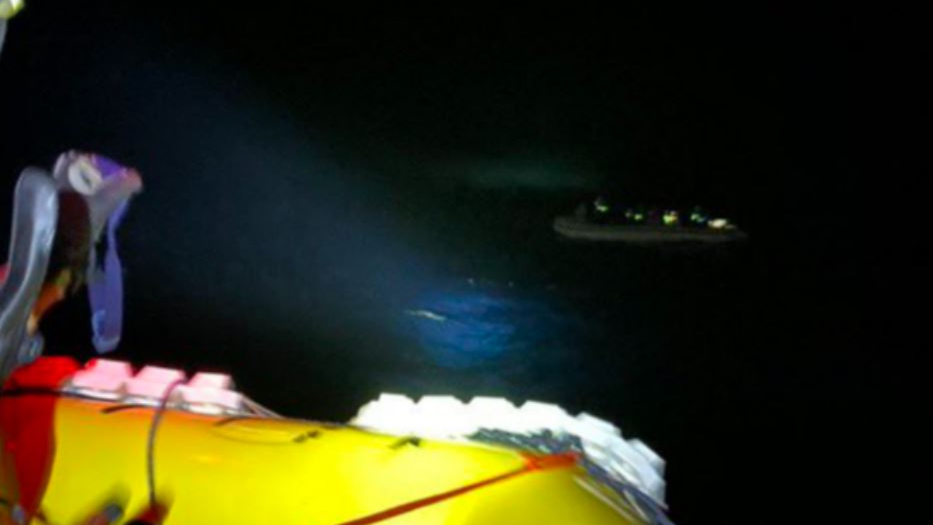 Immagine di Allarme in mare. «Ci sono 34 persone in pericolo»