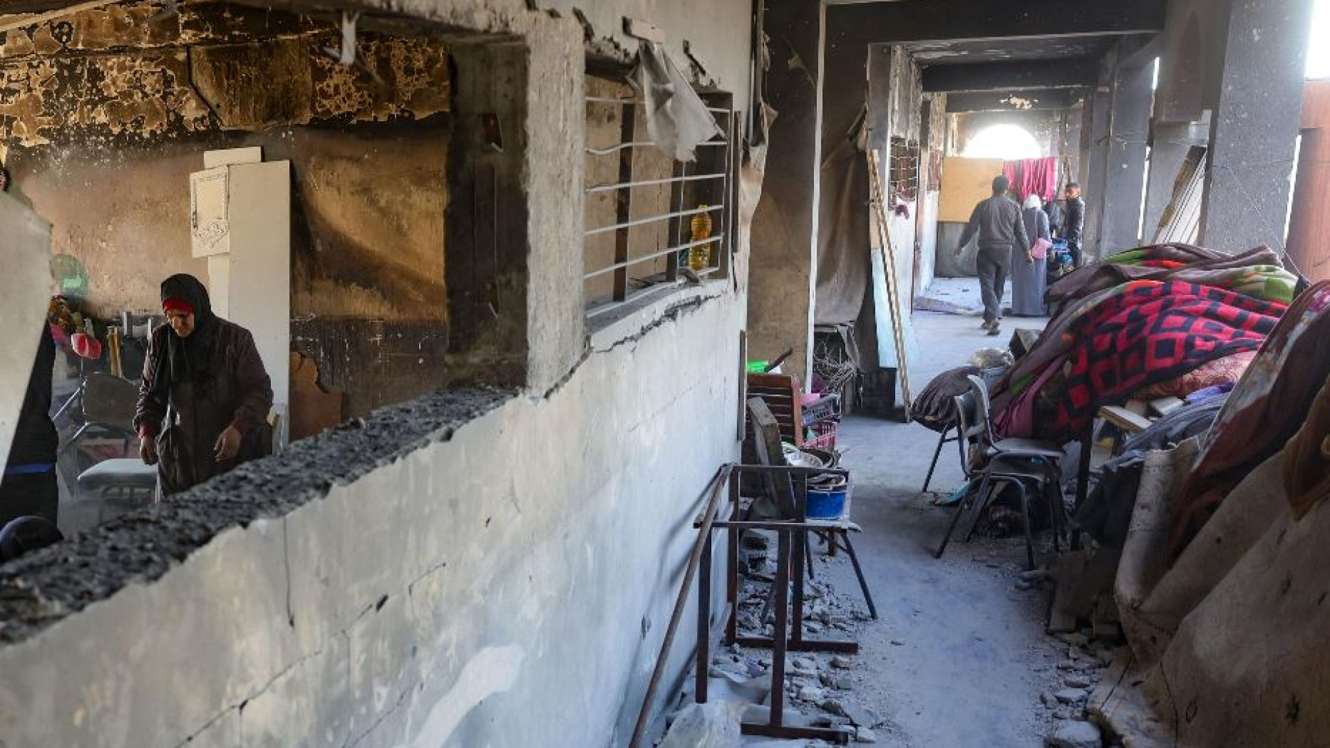 Immagine di I missili di Israele sull'ospedale di Gaza: terrore e barelle in strada
