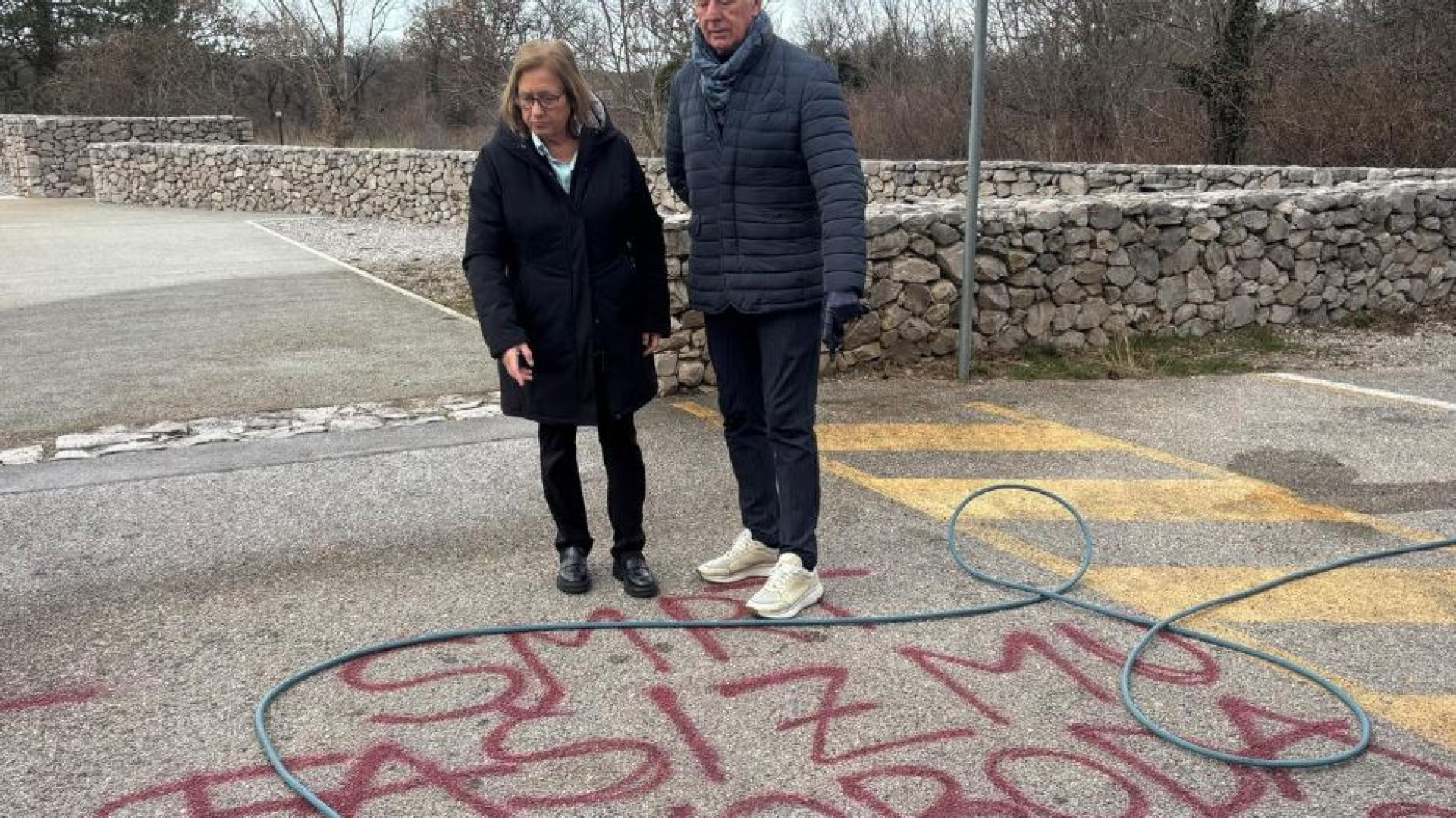 Immagine di Vandalizzata la foiba di Basovizza. Meloni: «Oltraggio alla nazione»