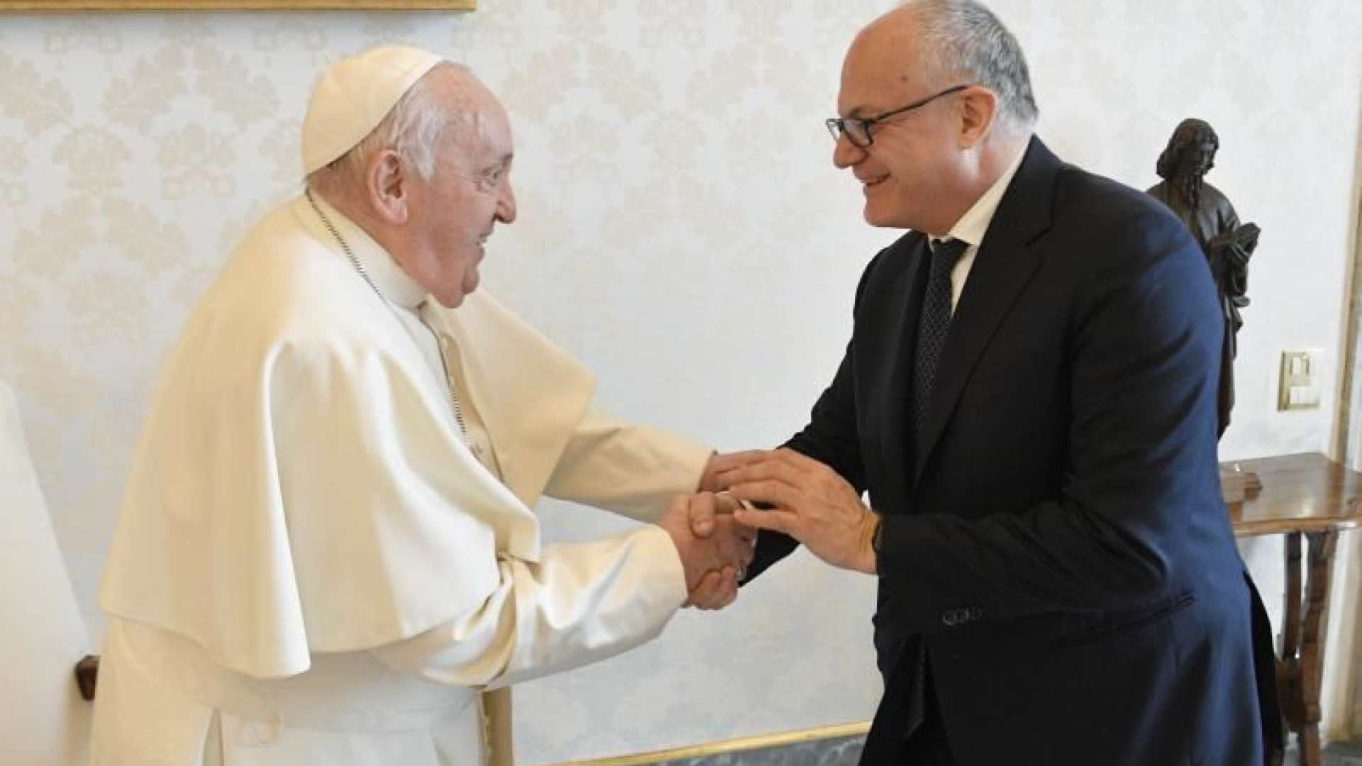 Immagine di Gualtieri: «Mi sento più solo. Francesco vescovo della gente, amava Roma»