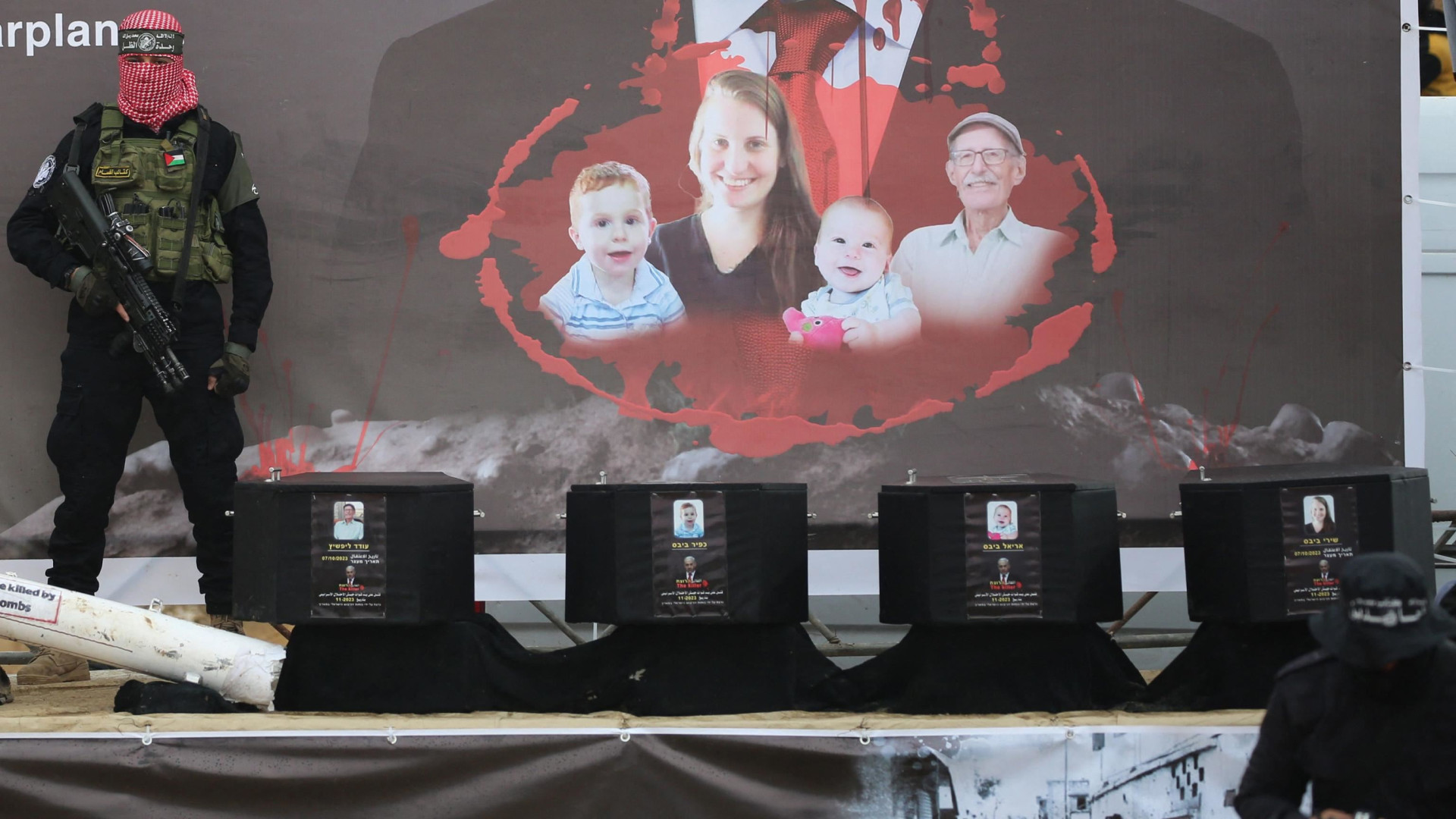 Immagine di Bare nere per i bimbi, Netanyahu vampiro: l'ultimo macabro show di Hamas