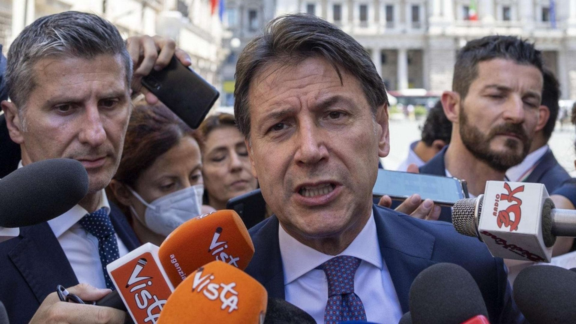 Immagine di Conte a Draghi: restiamo al governo, ma risposte entro luglio