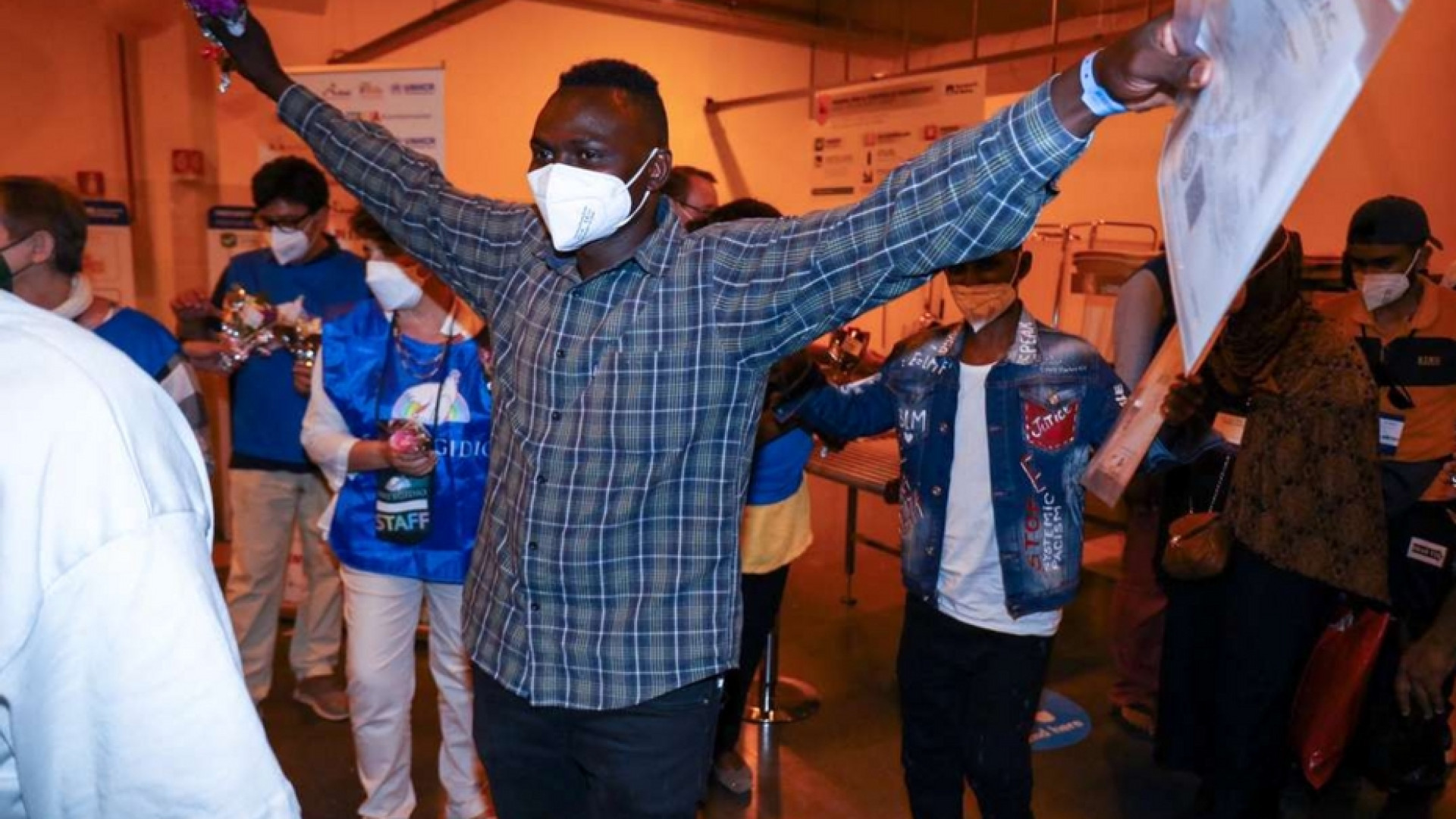 Immagine di Il viaggio di 95 migranti dai lager libici all'accoglienza in Italia