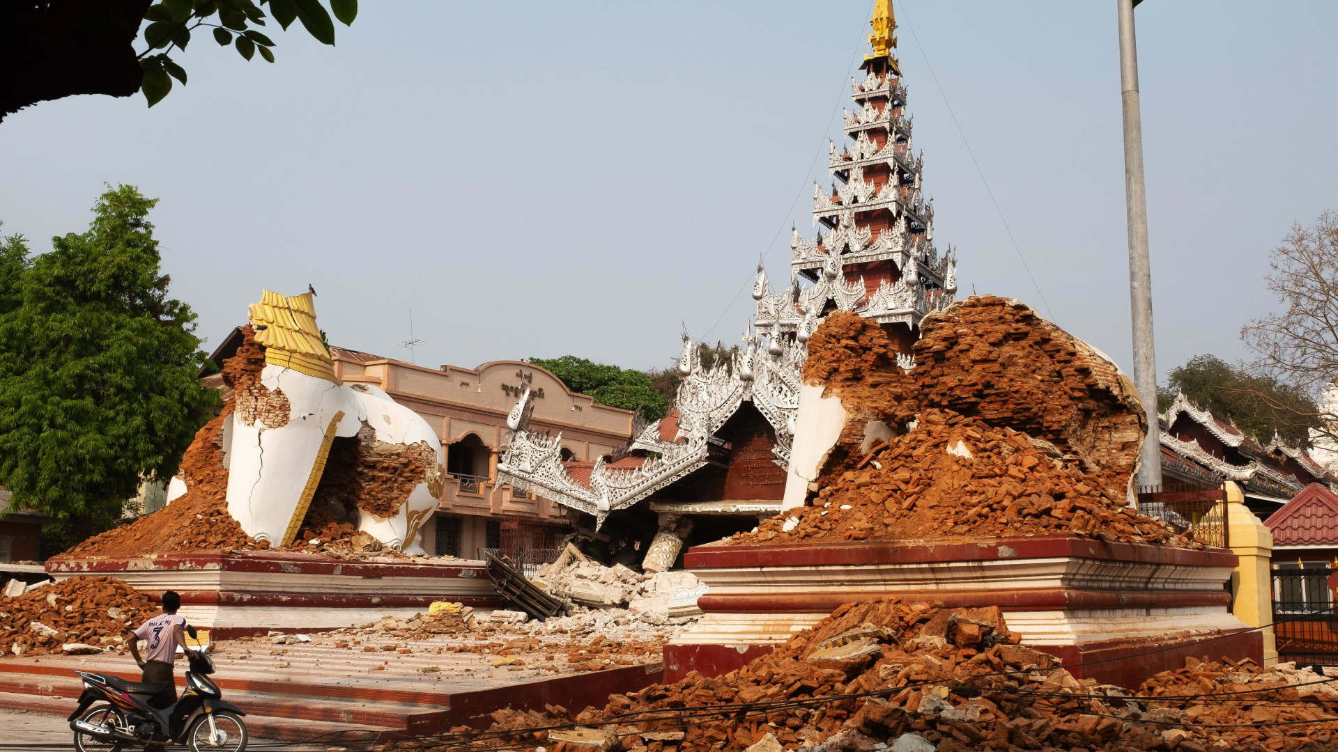 Immagine di Myanmar, tregua sulle macerie. La giunta militare ha sparato sulla Croce Rossa