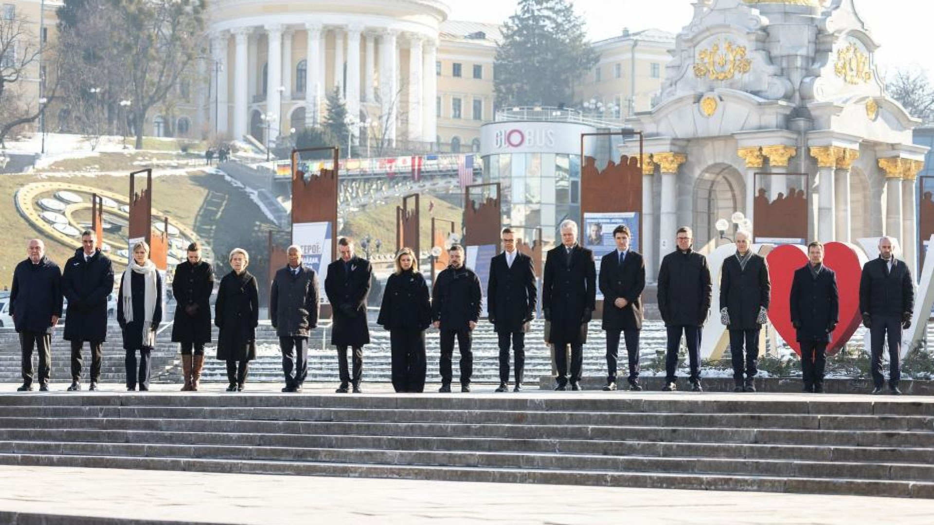 Immagine di L'anniversario della guerra sotto una pioggia di droni russi. L'Europa a Kiev