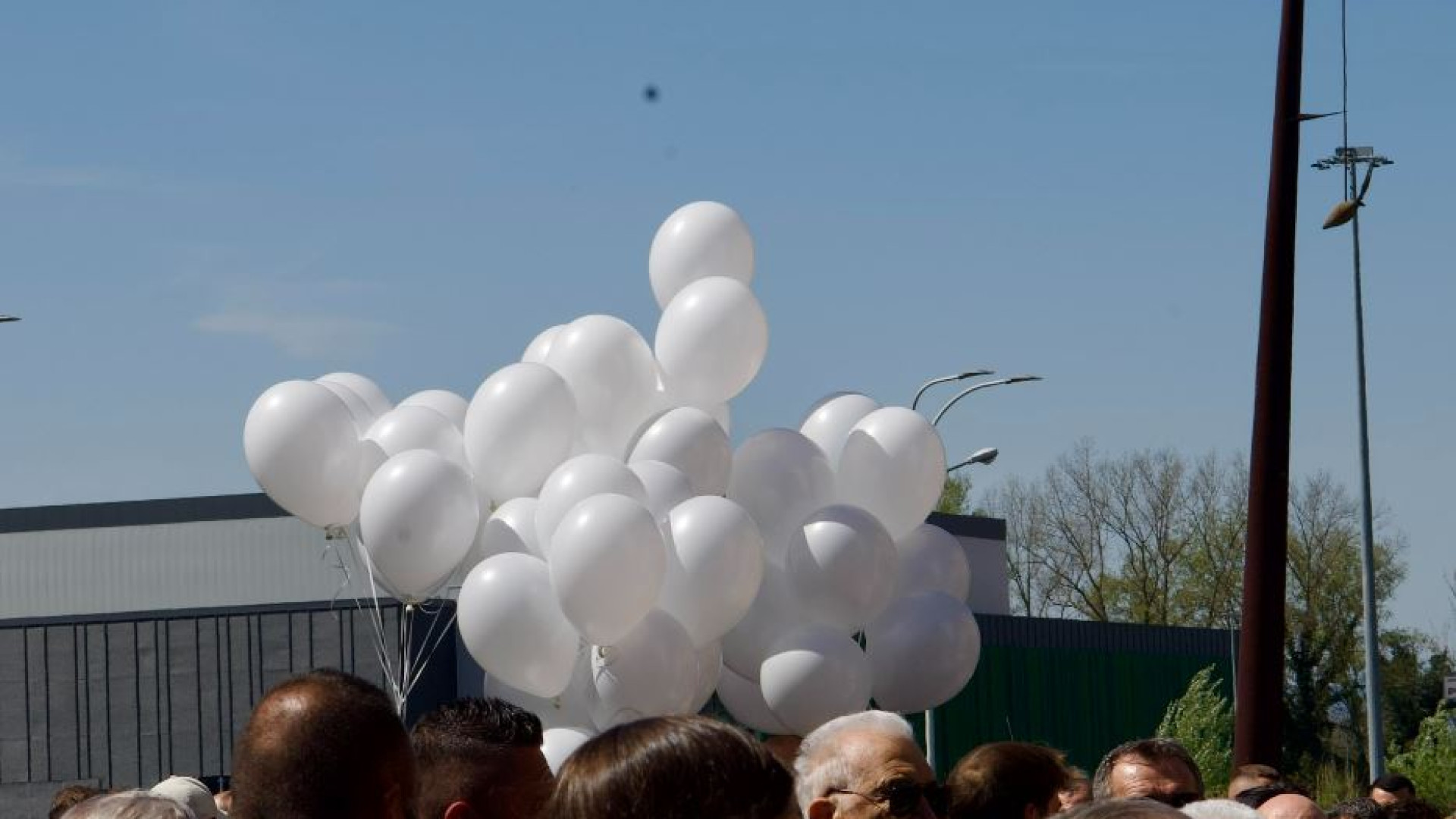 Immagine di L'ultimo saluto a Sara e Ilaria: «L'amore non uccide»