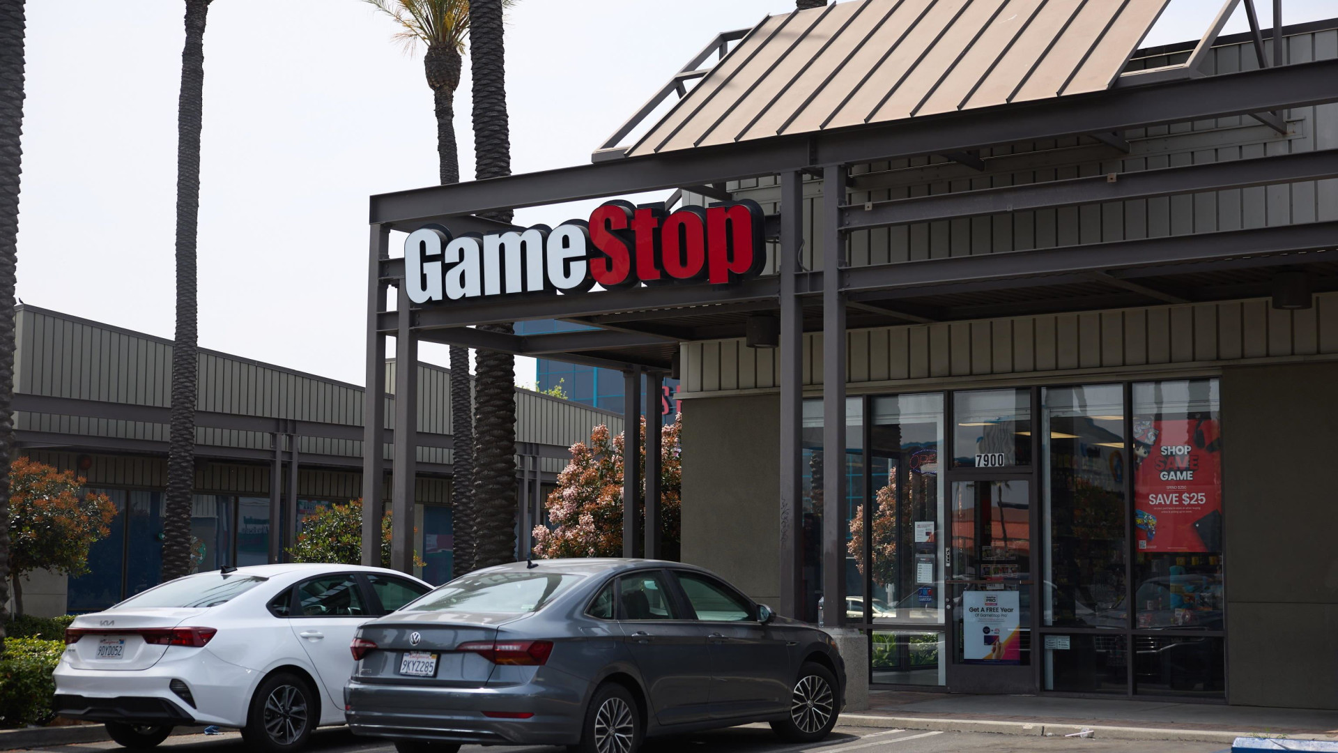 Immagine di Basta un post su X per far volare le azioni GameStop