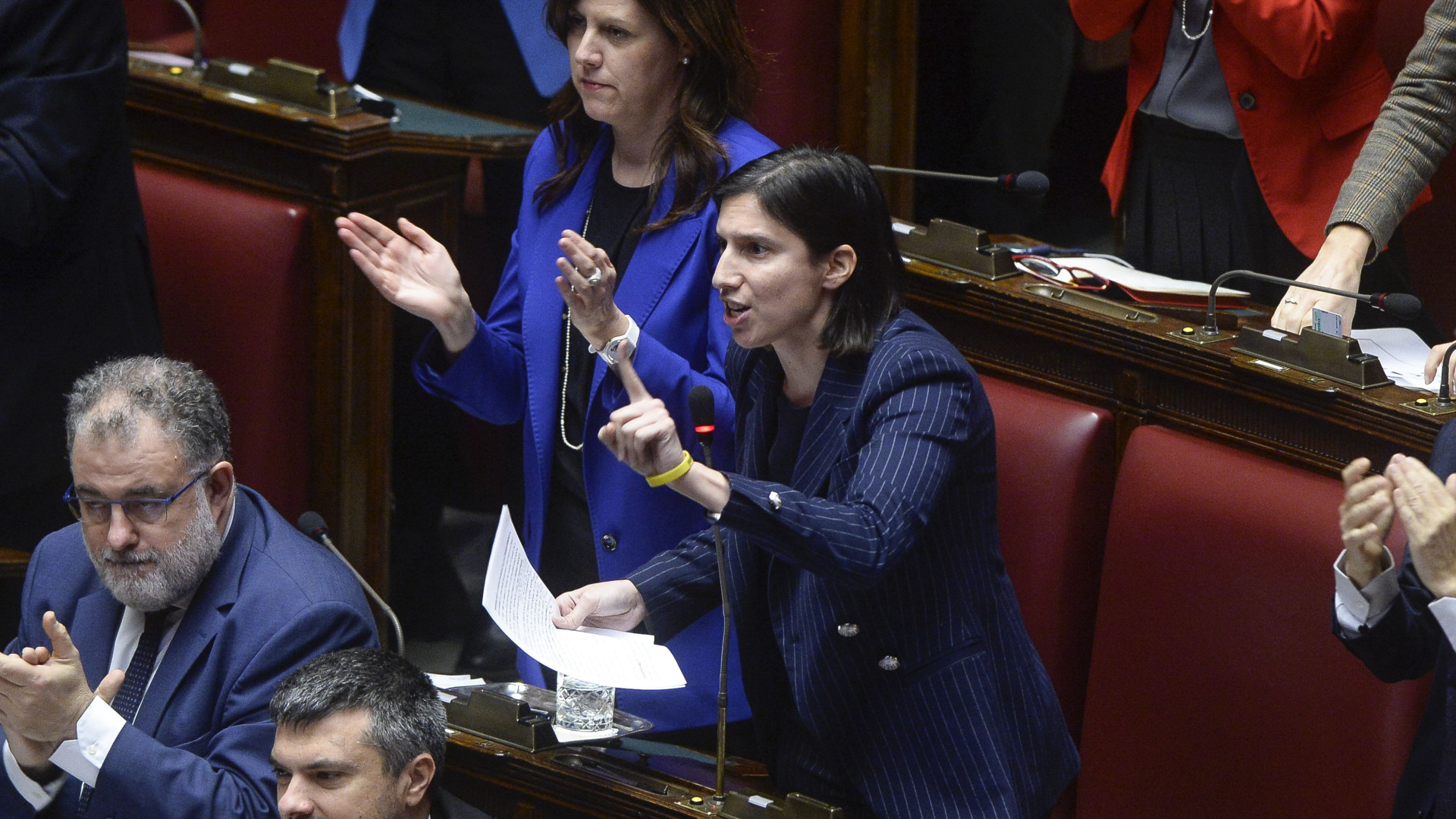 Immagine di Schlein e Conte all'attacco: «Difendono un torturatore»