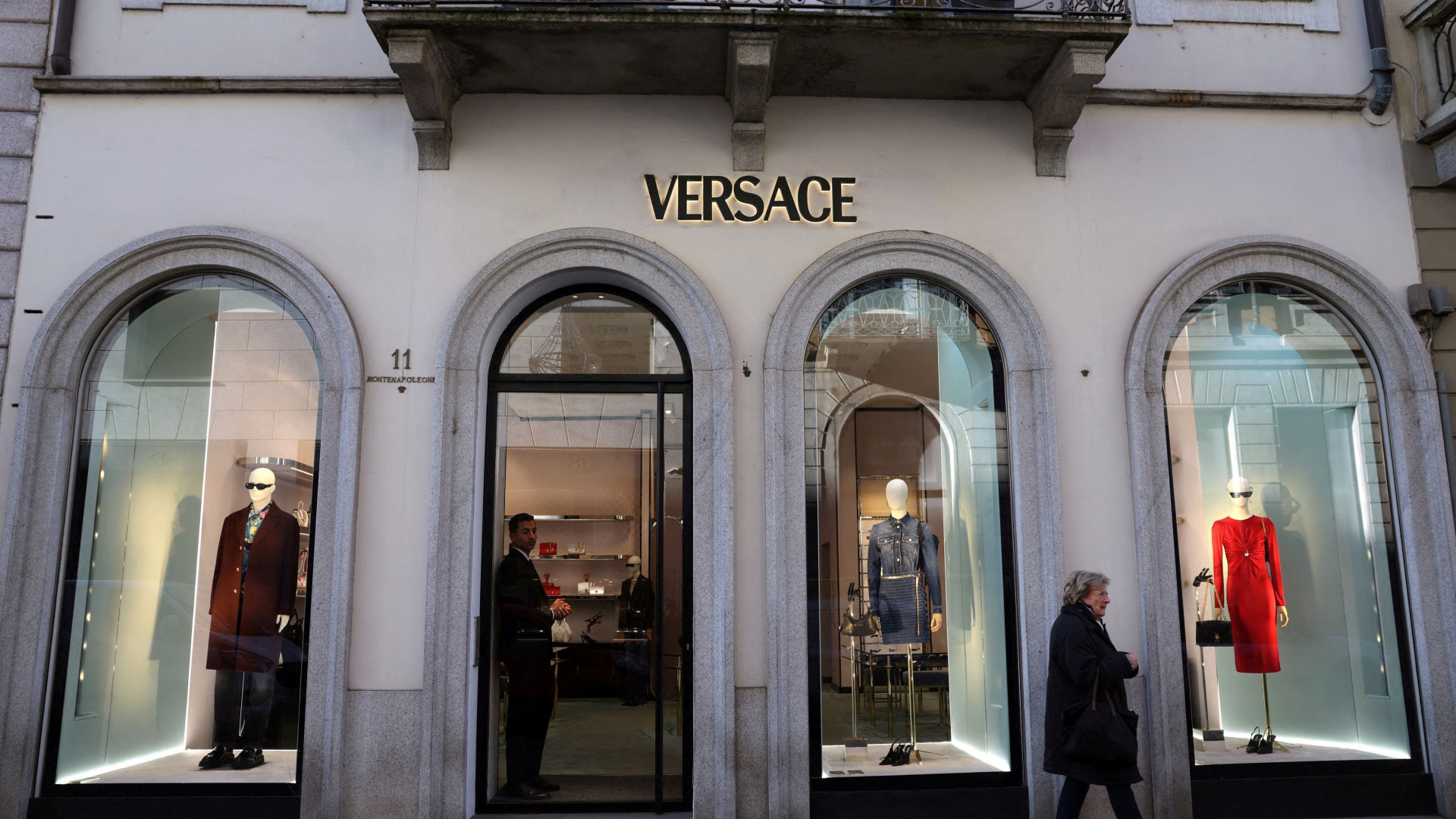 Immagine di Prada pronta ad acquisire Versace e a sfidare i colossi francesi
