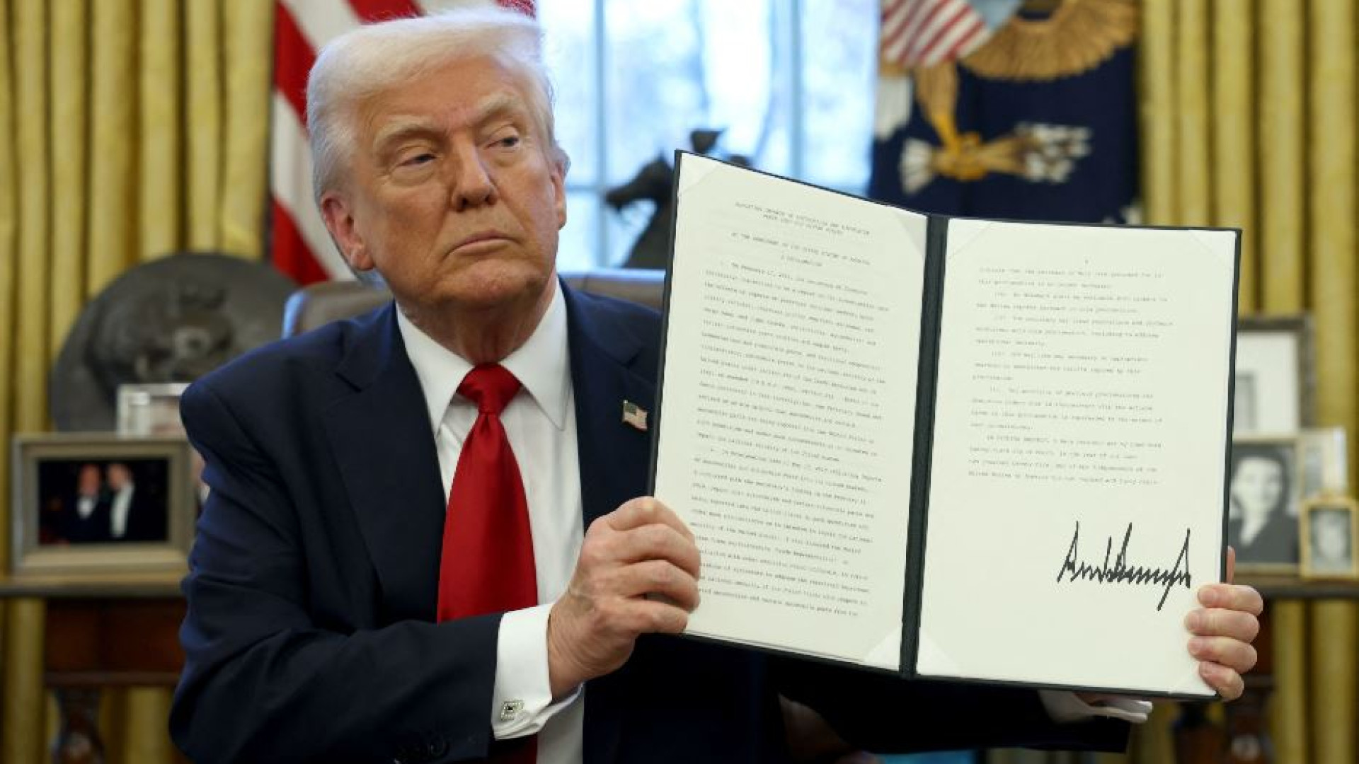 Immagine di Trump: «Dazi del 25% sulle auto importate». Tonfo delle Borse in Asia ed Europa