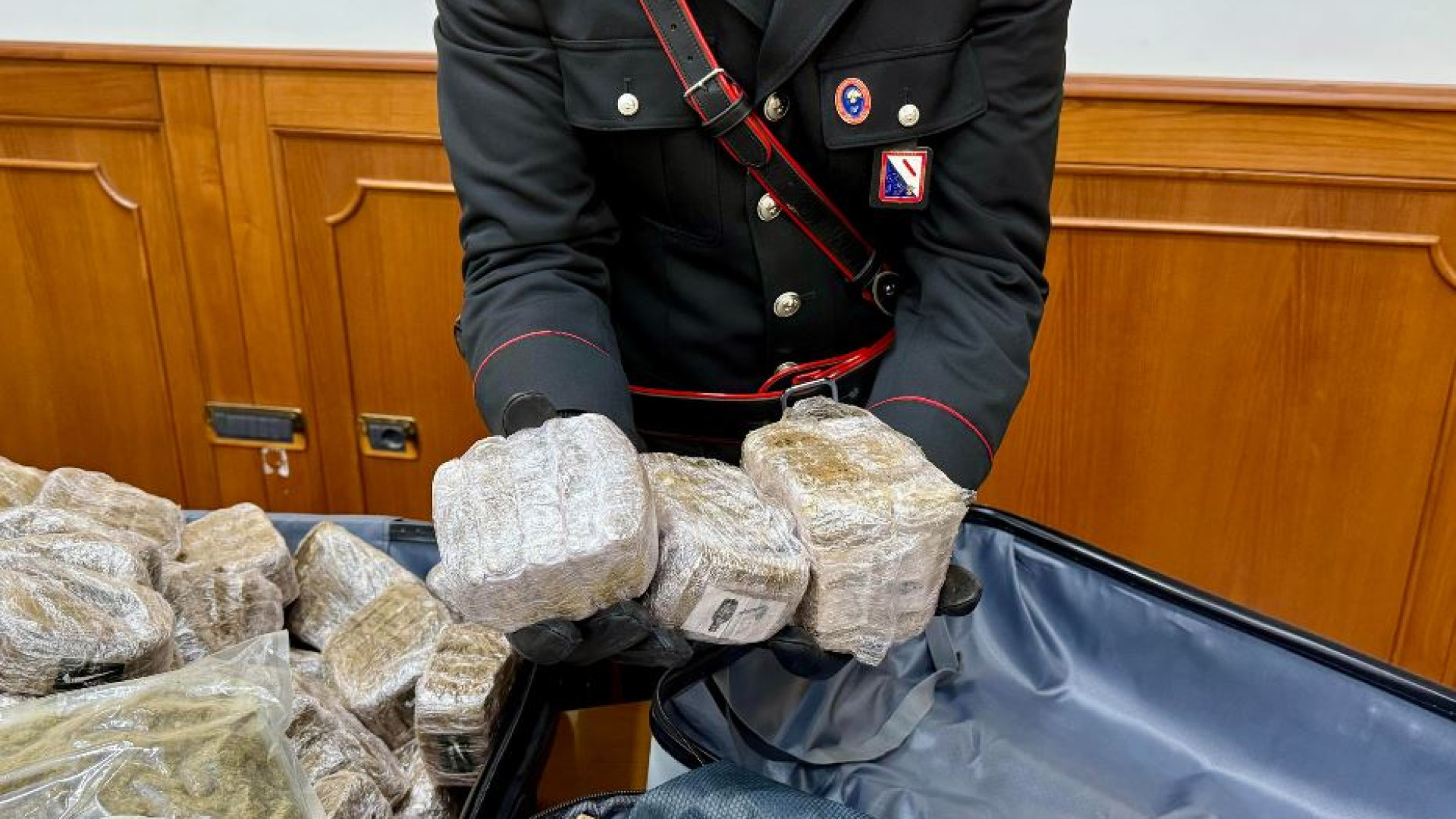 Immagine di Quei maxi-carichi di cocaina e hashish verso l'Italia: due blitz per bloccarli