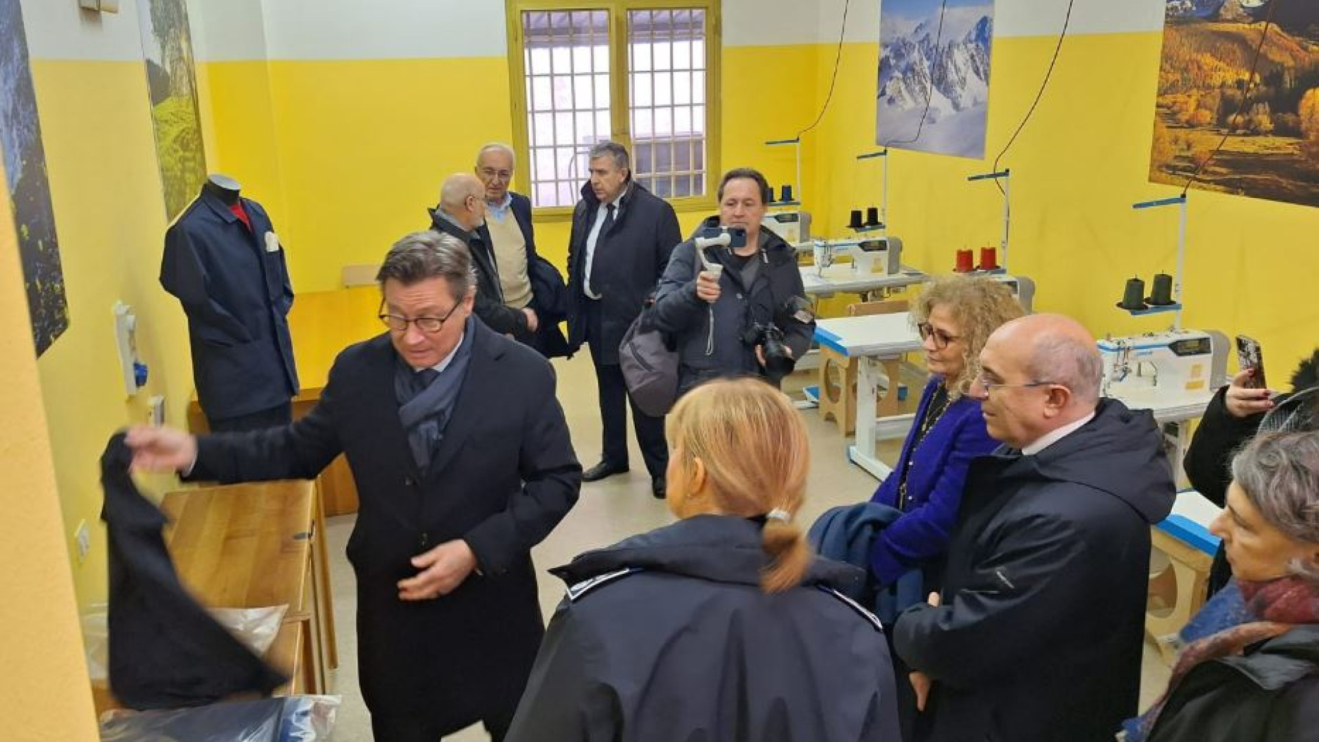 Immagine di Una linea di vestiti nel carcere di Busto Arsizio