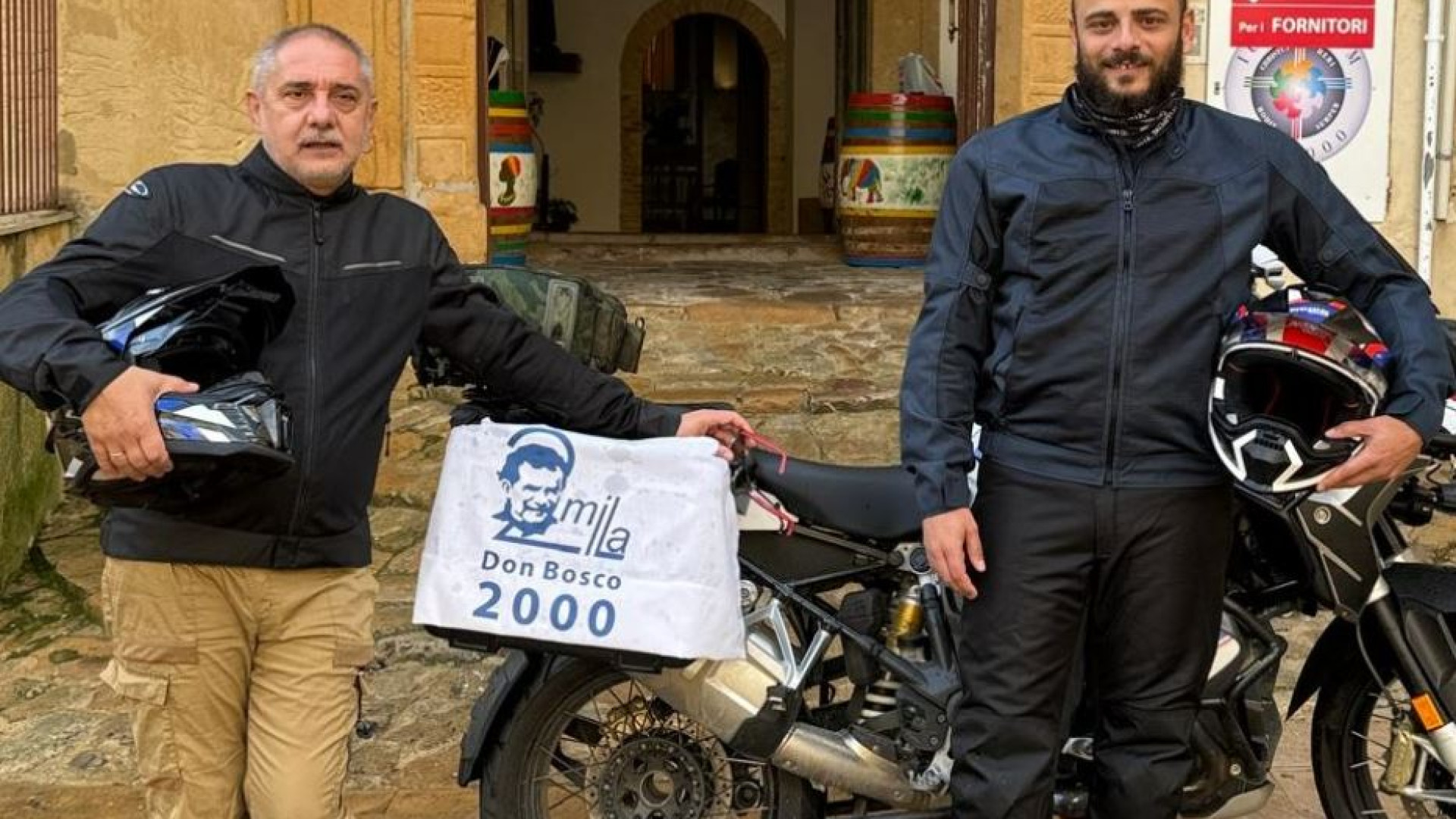 Immagine di Palermo-Dakar in moto con Agostino e Marco. E nascerà un nuovo dispensario