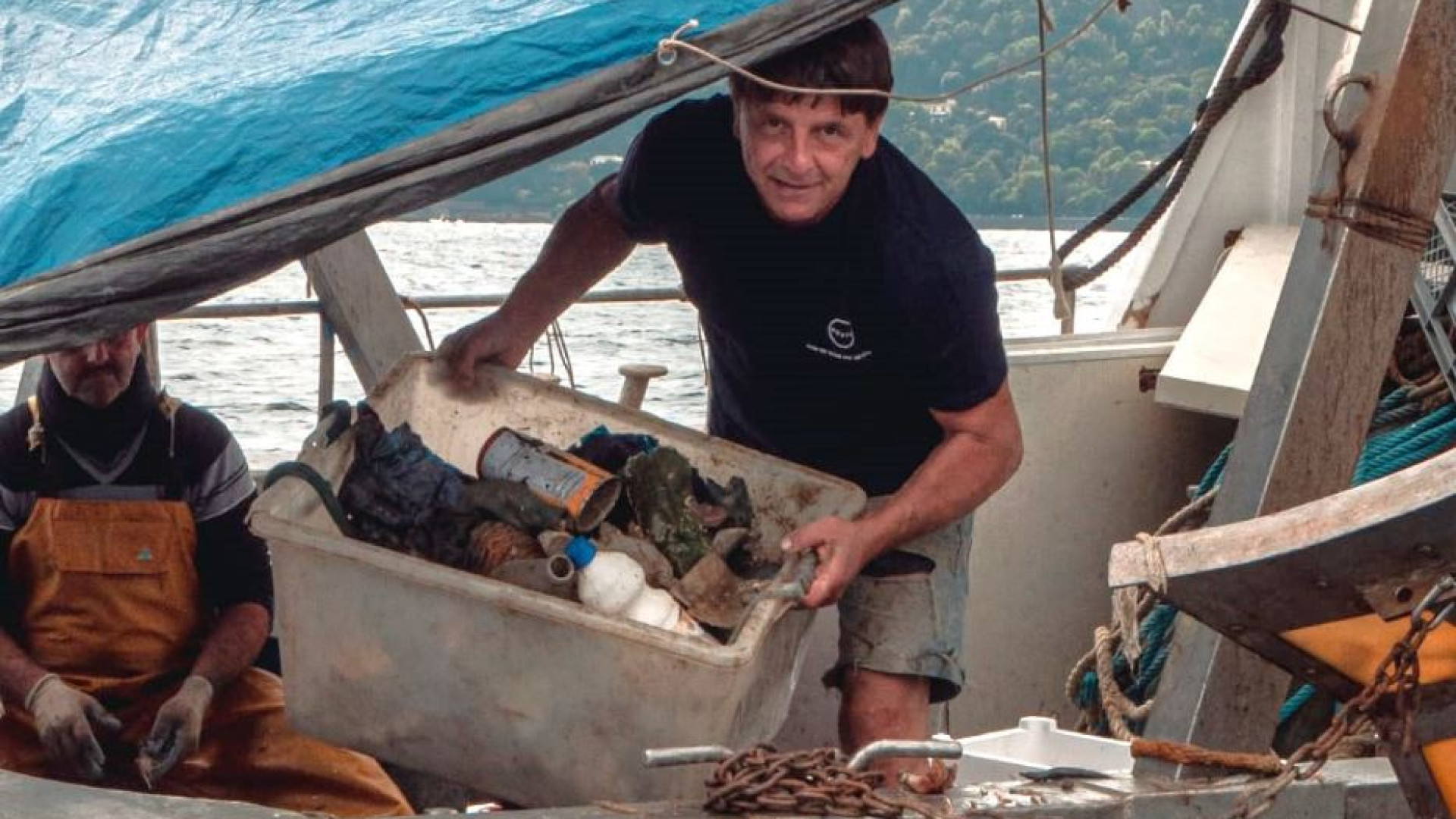 Immagine di Quei pescatori che gettano le reti sperando di ritirarle piene di plastica