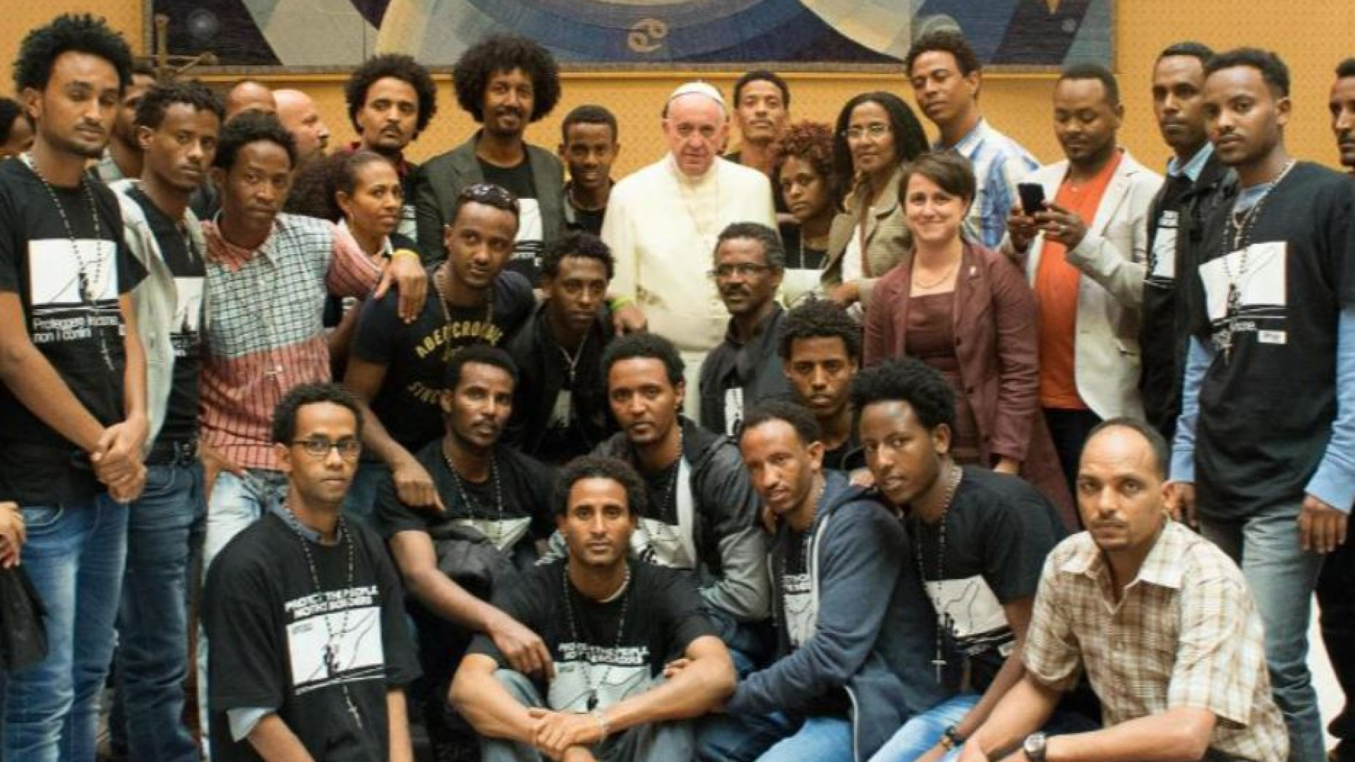Immagine di Bergoglio e le ong che salvano i migranti: storia di un'amicizia