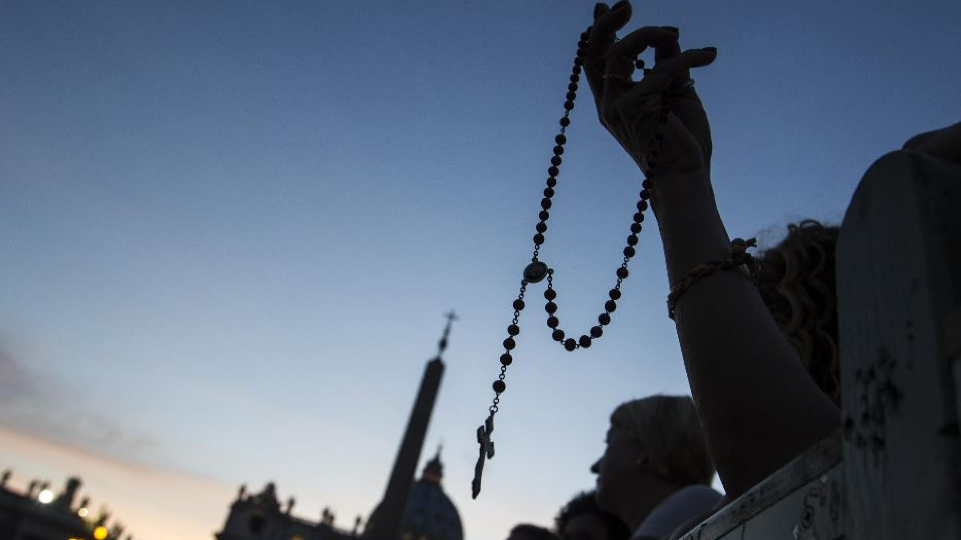 Immagine di La diretta del Rosario per il Papa con il cardinale Zuppi