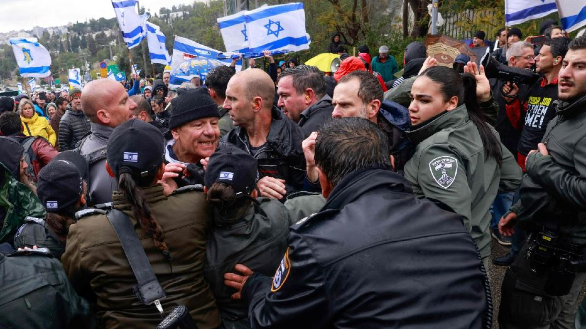 Immagine di Cariche e cannoni d'acqua sulle proteste: Netanyahu tira dritto e bombarda