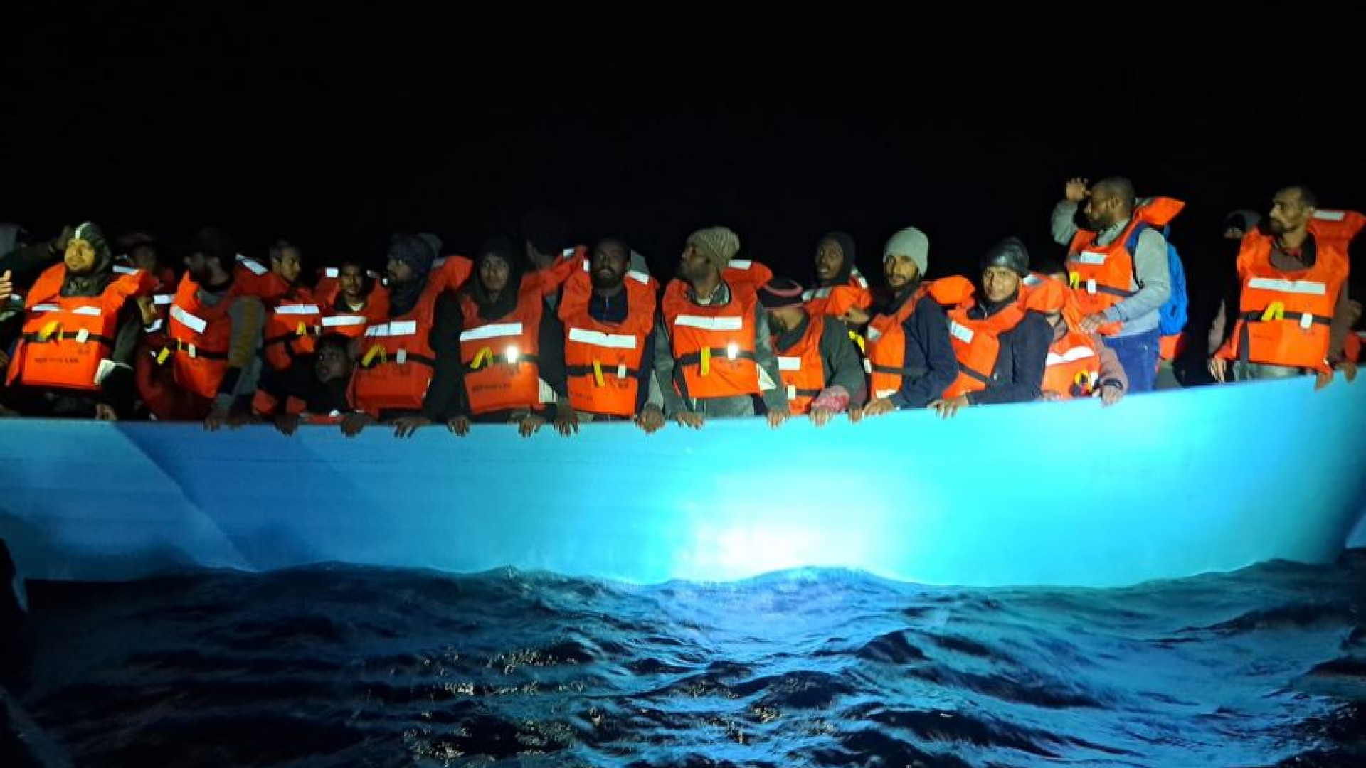 Immagine di Due interventi in una notte, Emergency salva 118 naufraghi
