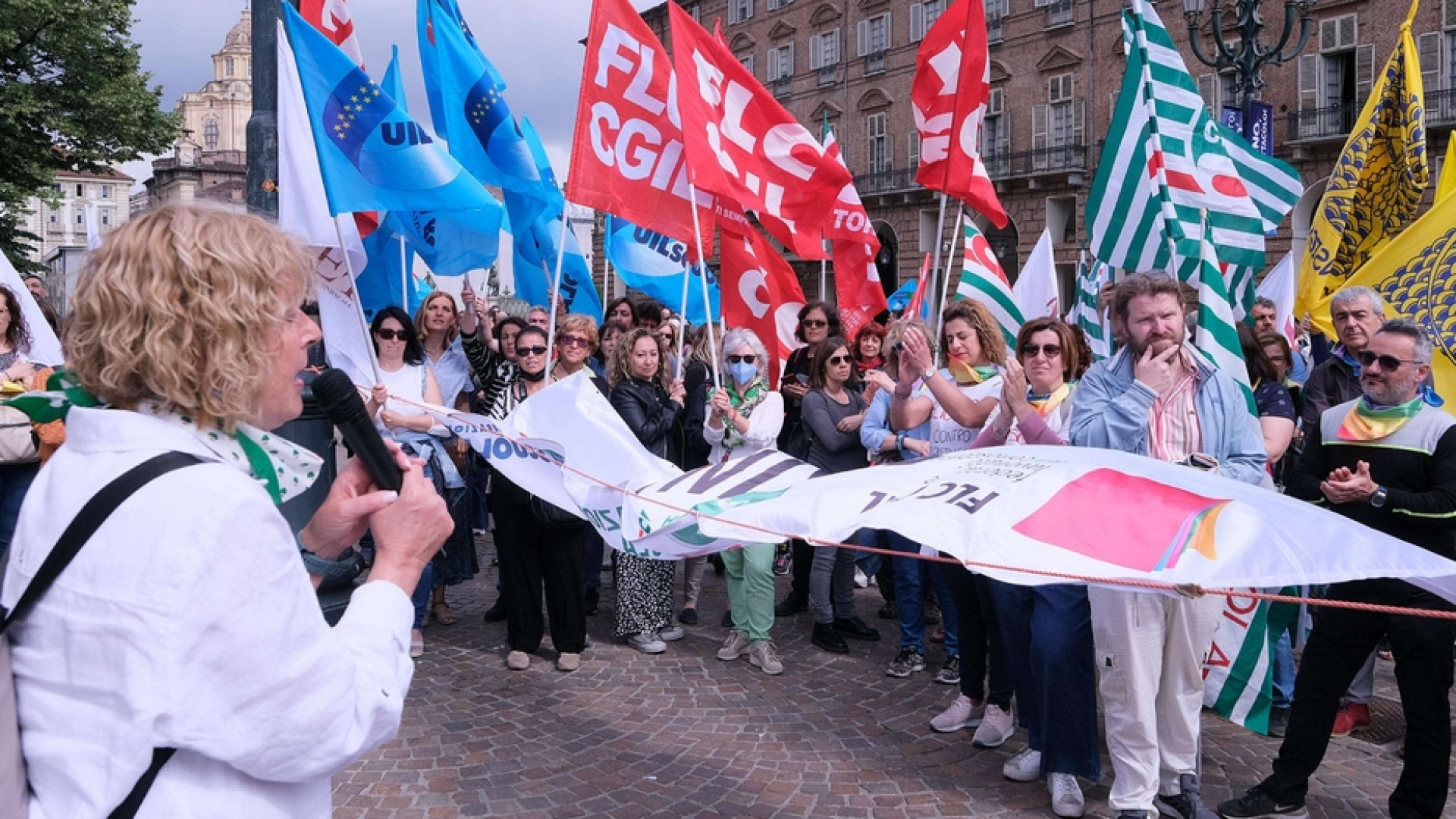 Immagine di Scuola, prof in sciopero contro 9.600 tagli