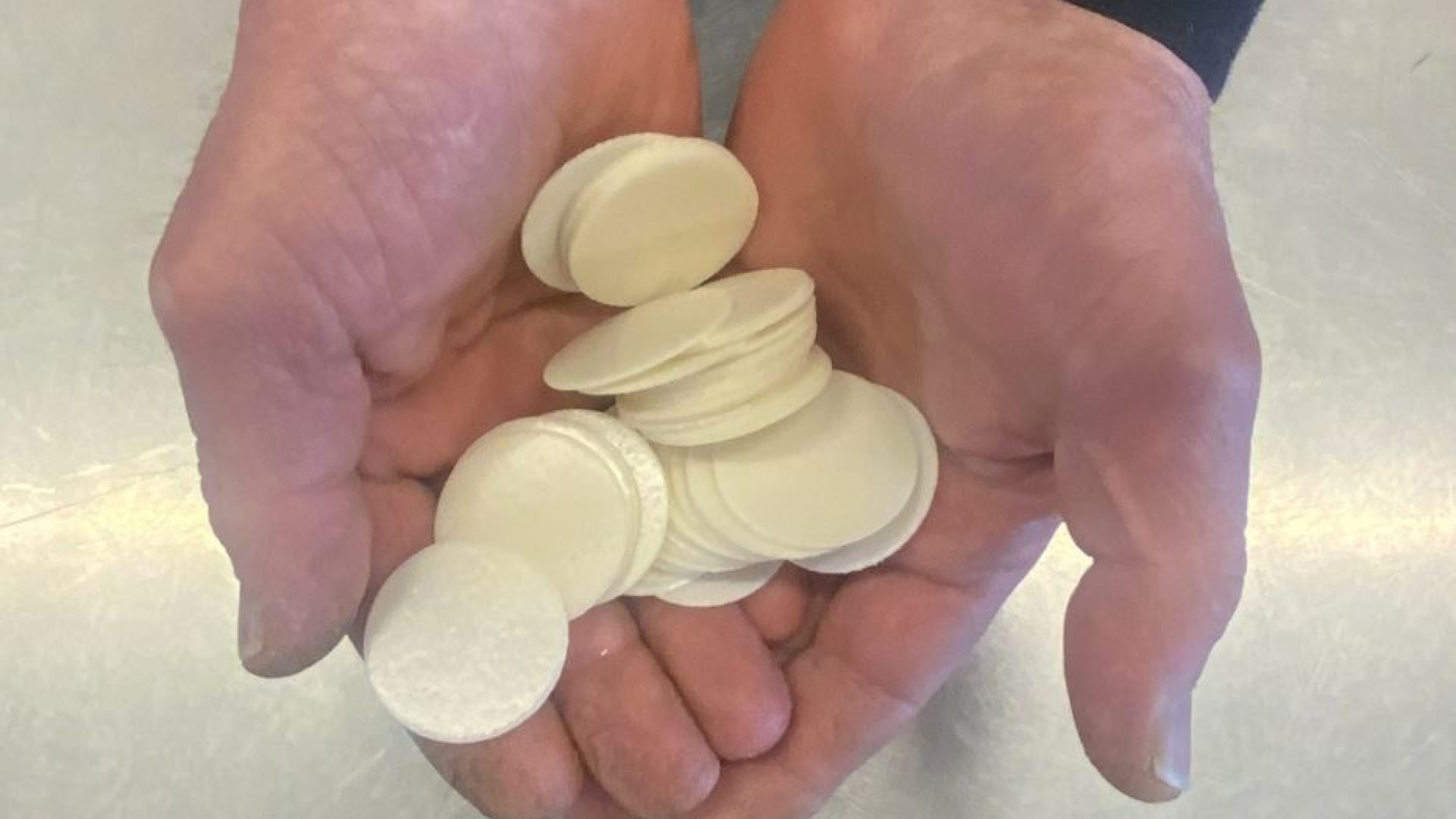 Immagine di Con le mani segnate dal male le ostie per restituire speranza