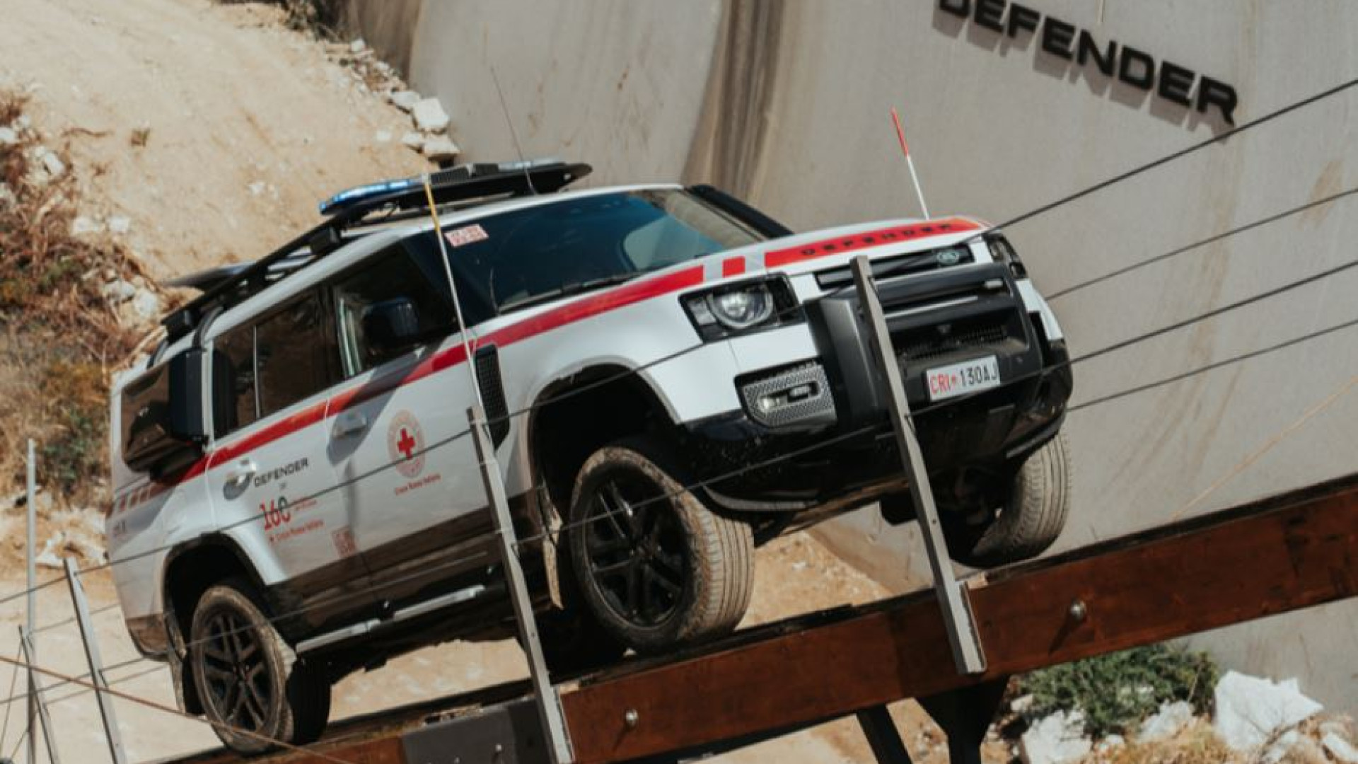 Immagine di Una Defender speciale per i 70 anni di Land Rover e Croce Rossa