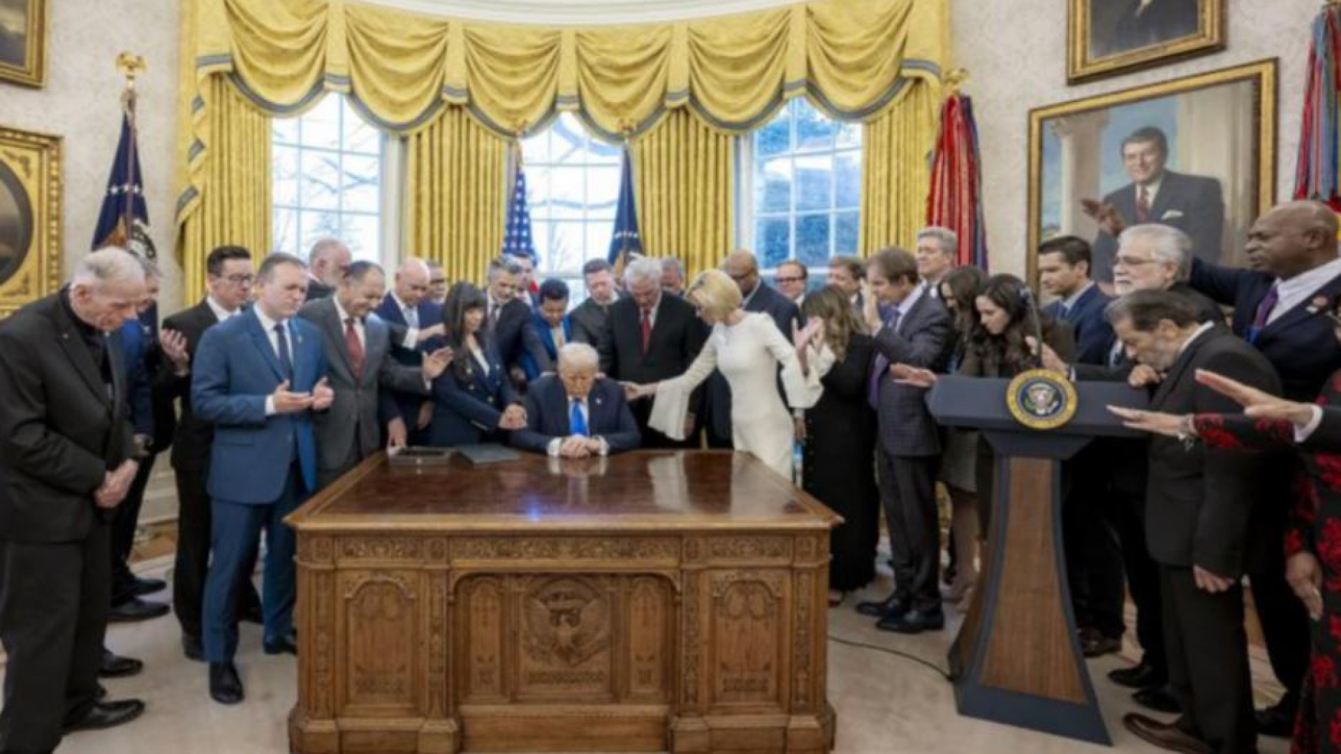 Immagine di Blasfema la politica che “usa” la Bibbia ma dimentica che Dio è amore per tutti