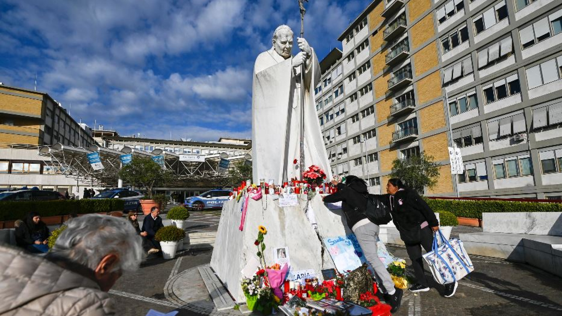 Immagine di Notte tranquilla per il Papa. «Da qui la guerra appare ancora più assurda»