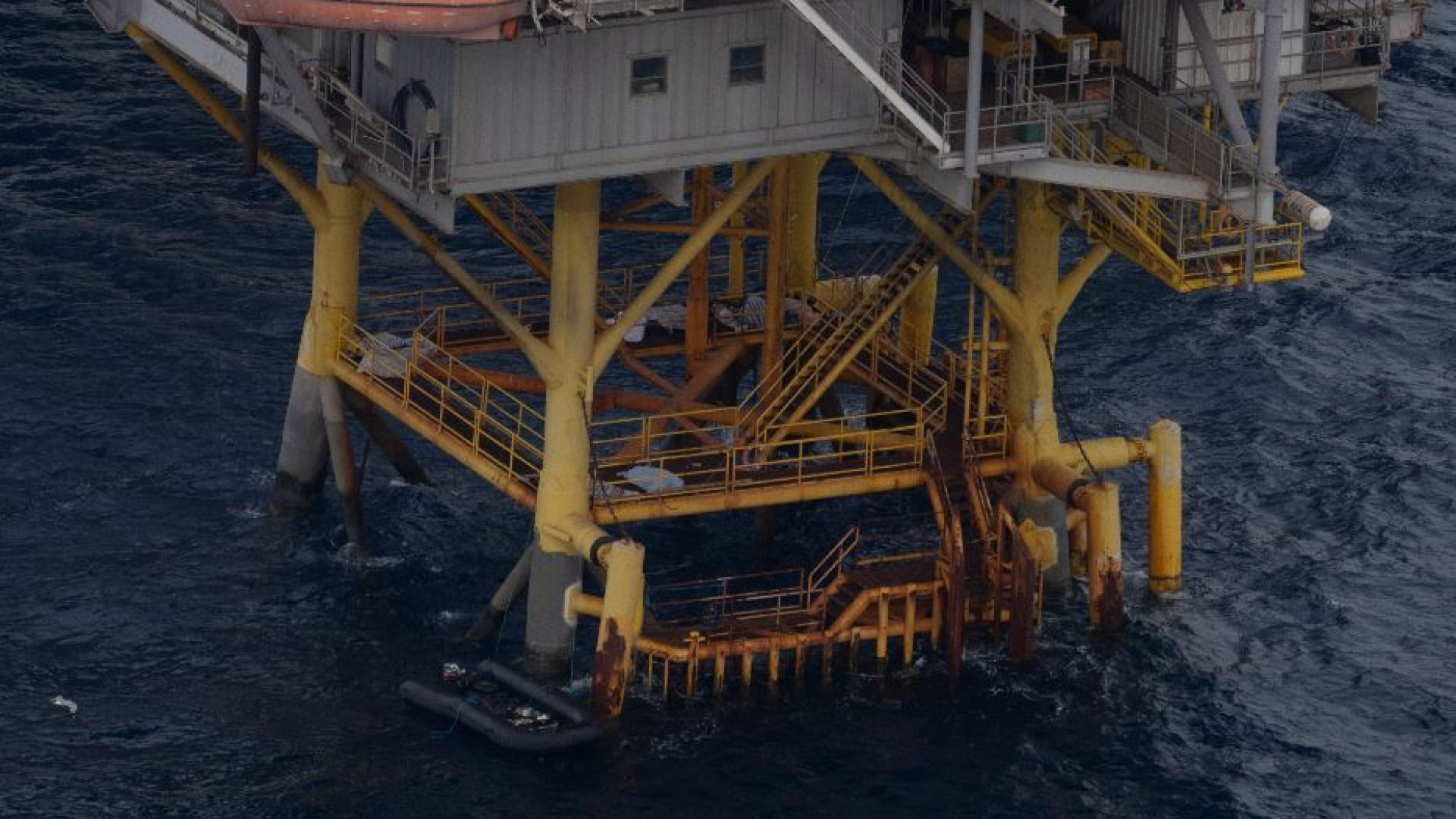Immagine di Da tre giorni 35 migranti bloccati su una piattaforma petrolifera