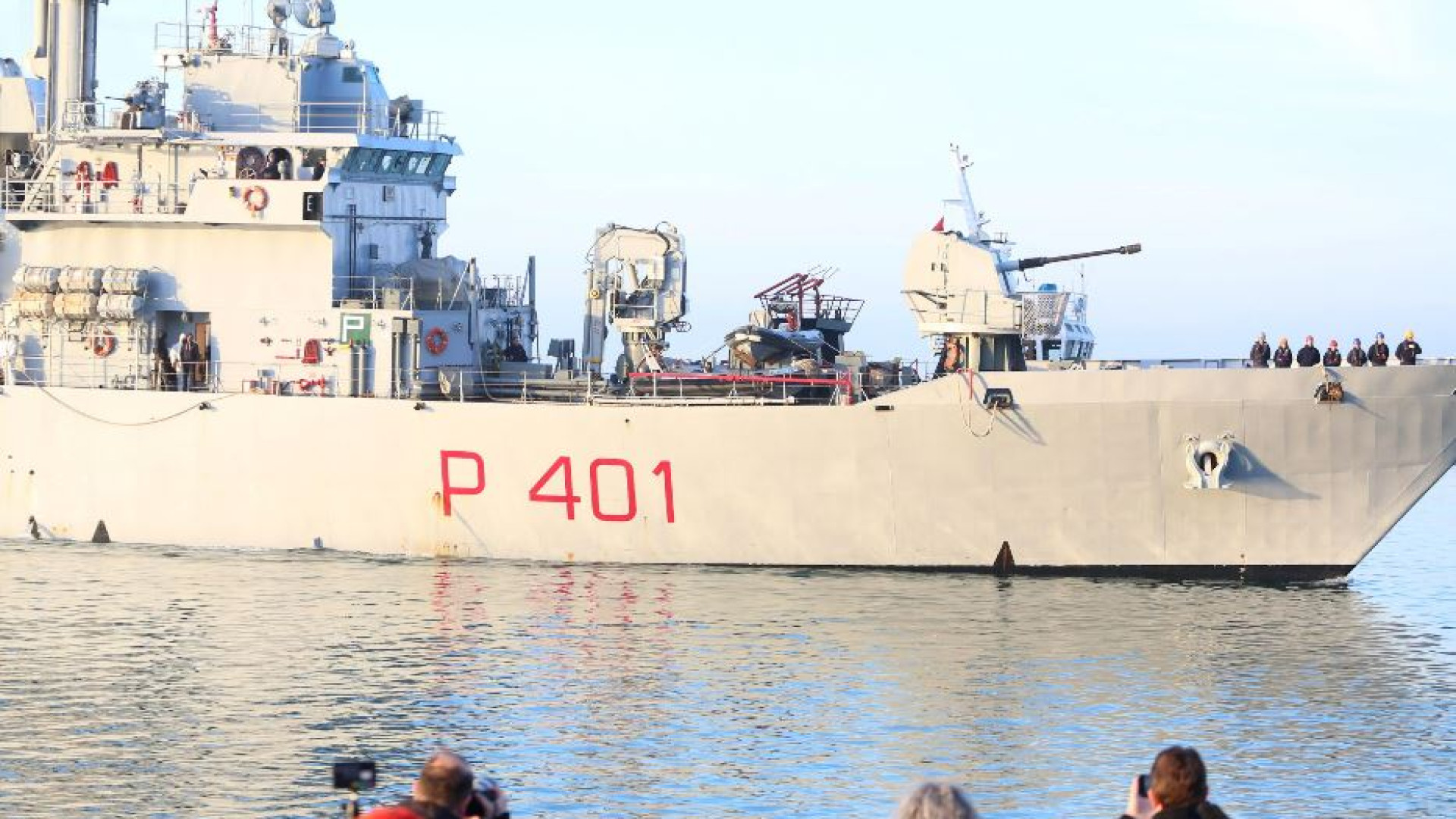 Immagine di I 49 migranti in Albania sulla Cassiopea: 5 subito trasferiti in Italia